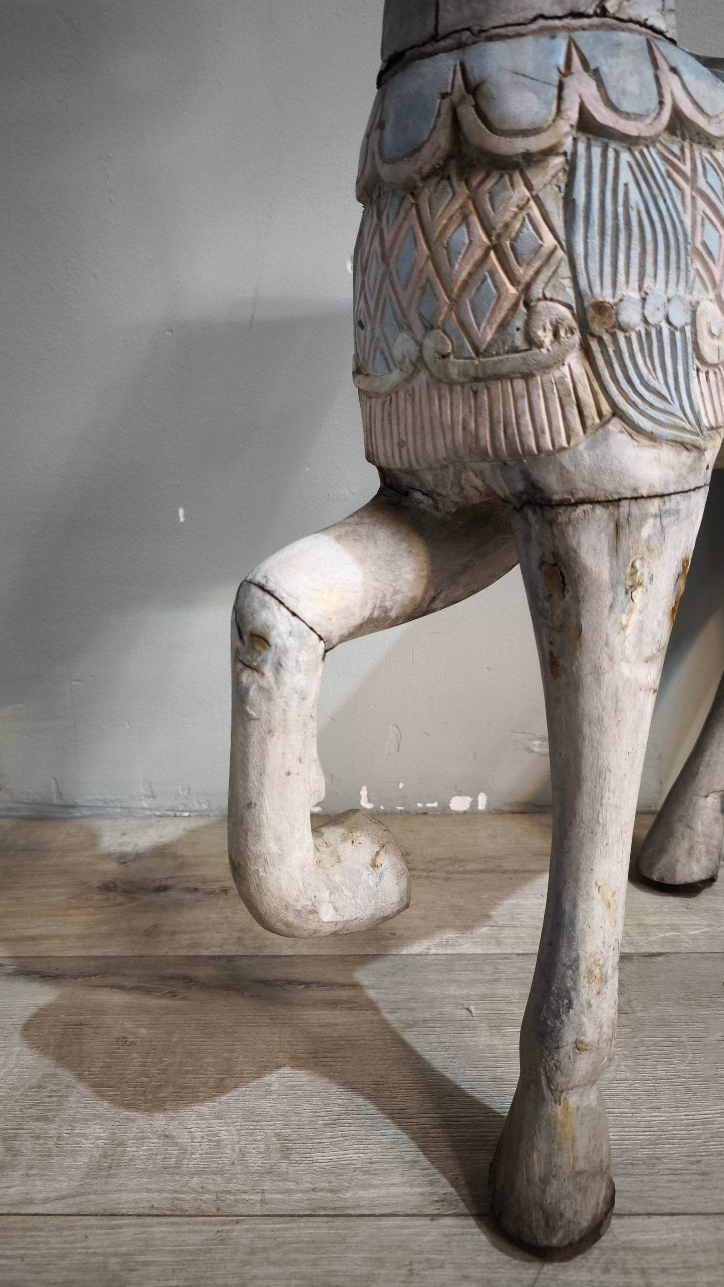 88545 Cavallino da giostra vintage in legno intagliato