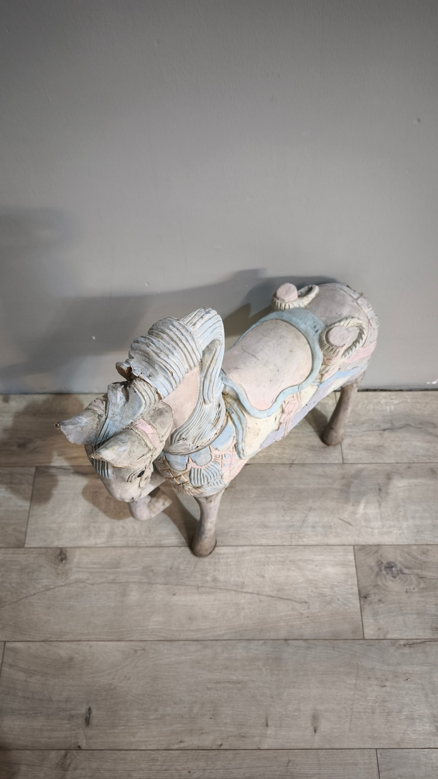 88545 Cavallino da giostra vintage in legno intagliato