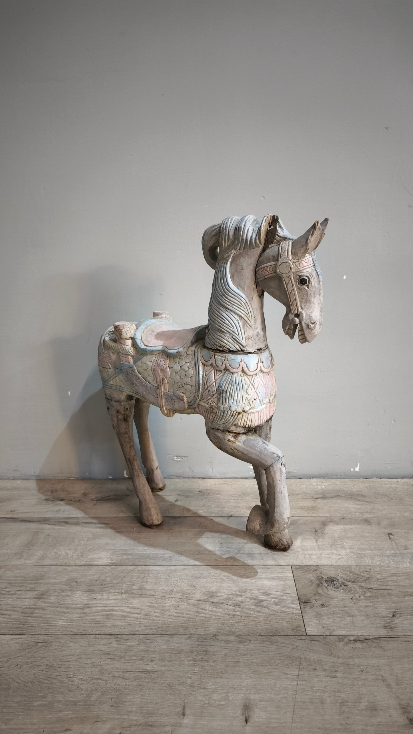 88545 Cavallino da giostra vintage in legno intagliato