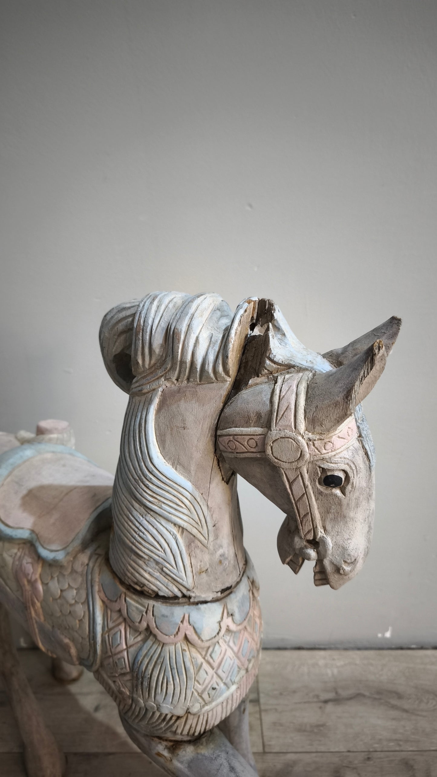 88545 Cavallino da giostra vintage in legno intagliato