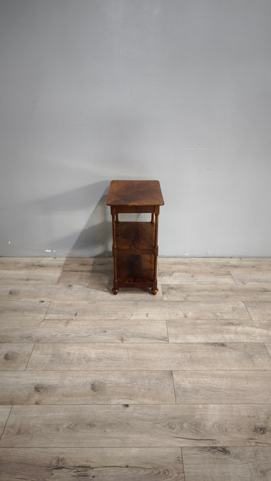 88783 Mobiletto in legno con tre ripiani e cassetto nascosto