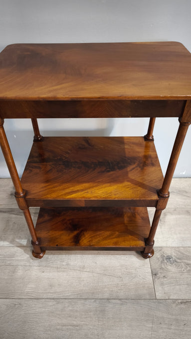 88783 Mobiletto in legno con tre ripiani e cassetto nascosto