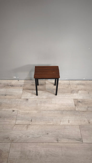 88839 Panchetto quadrato a doghe con gambe in ferro