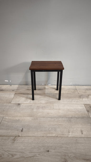 88839 Panchetto quadrato a doghe con gambe in ferro