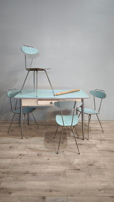 88831 Set tavolo con 4 sedie in formica color azzurro