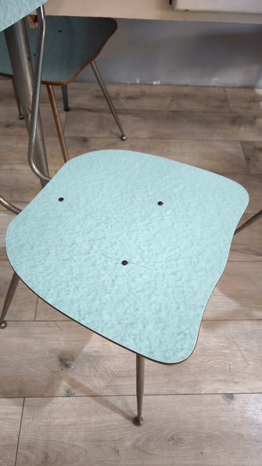 88831 Set tavolo con 4 sedie in formica color azzurro