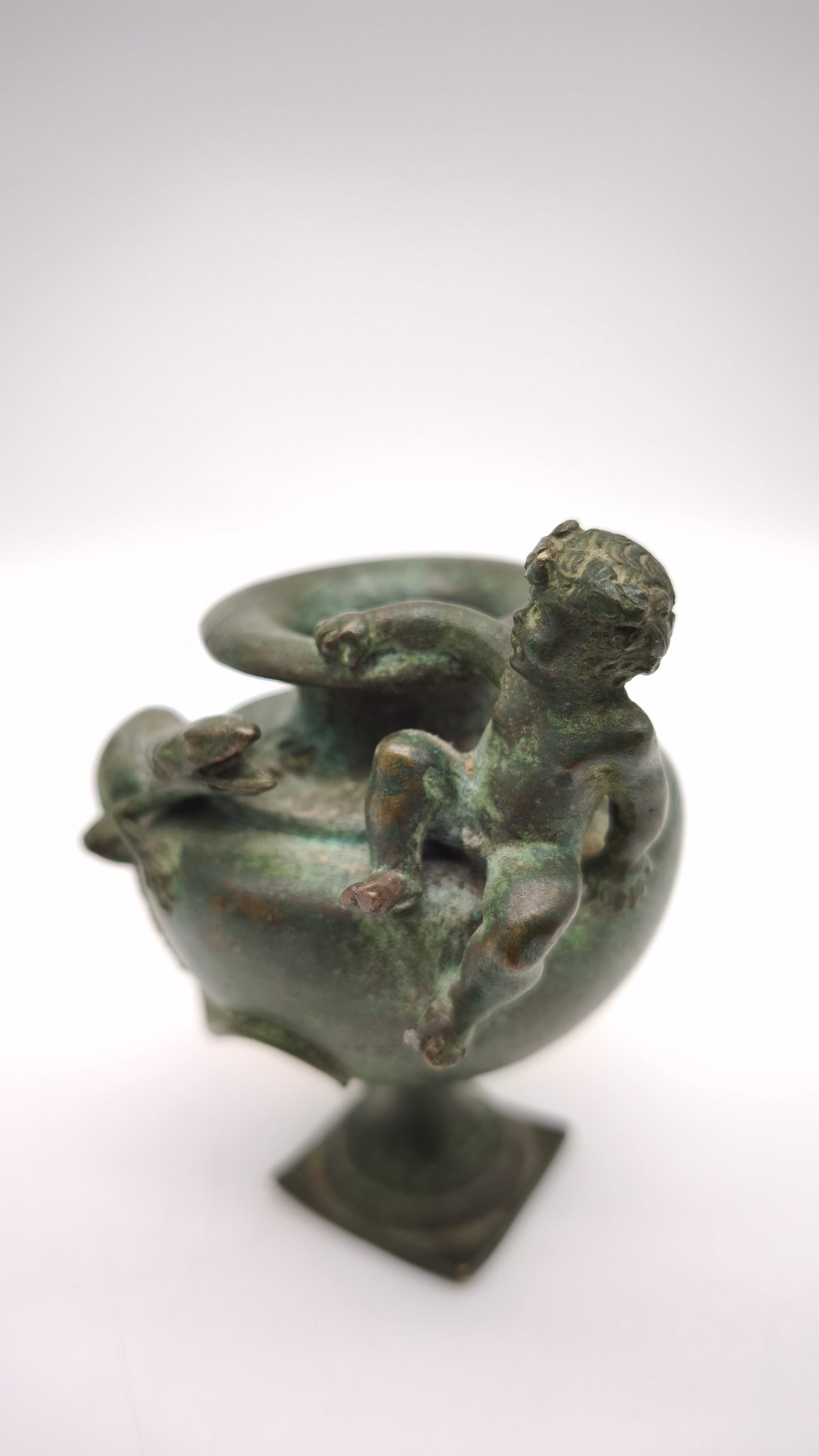 88857 Vasetto in bronzo decorato