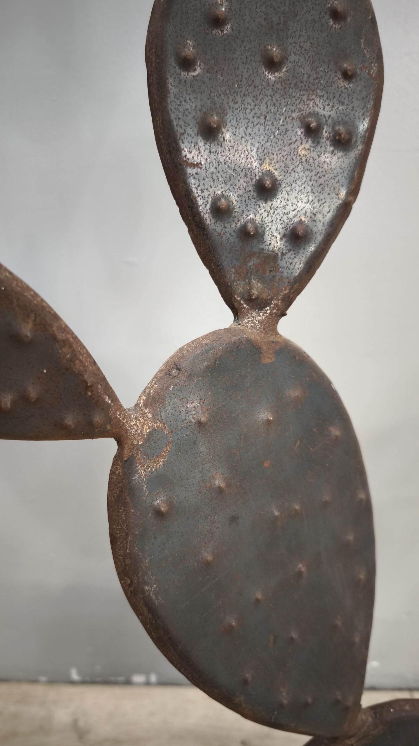 88961 Scultura fico d'India in metallo