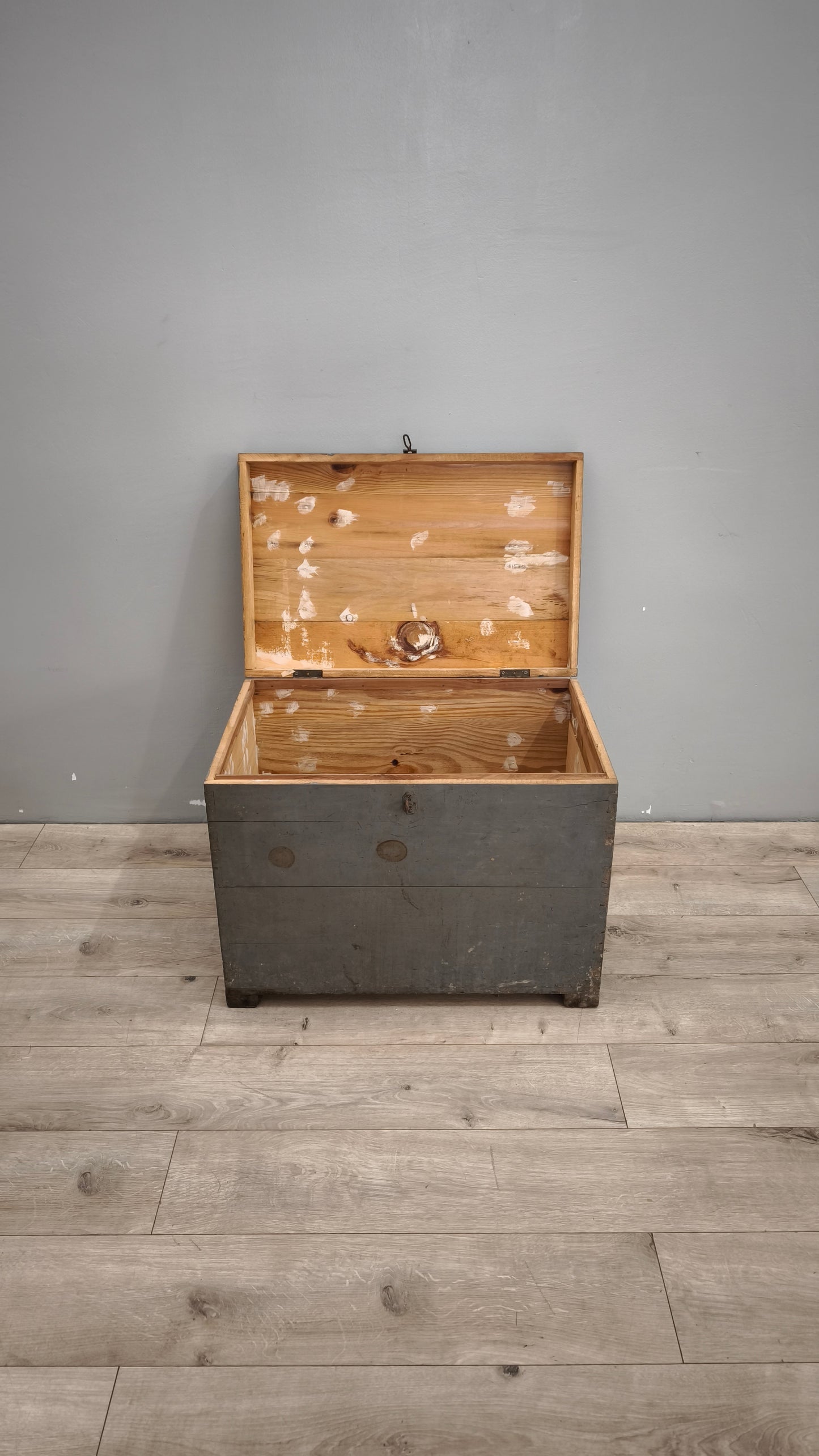 88992 Baule a cassa in legno dipinto grigio