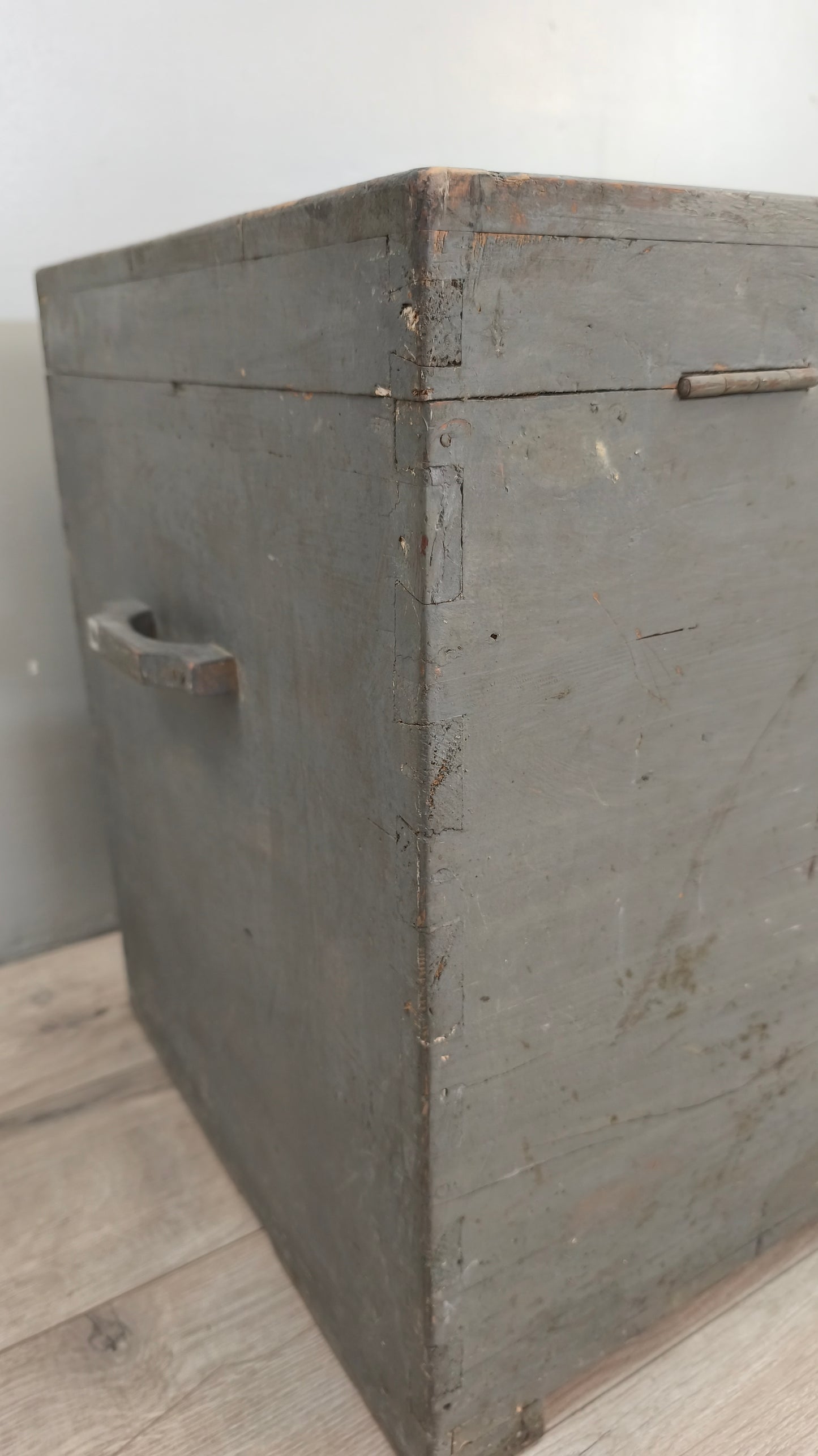 88992 Baule a cassa in legno dipinto grigio