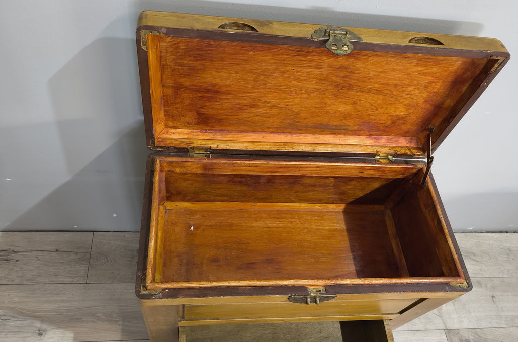 89016 Mobile in legno con due cassetti e un vano contenitore