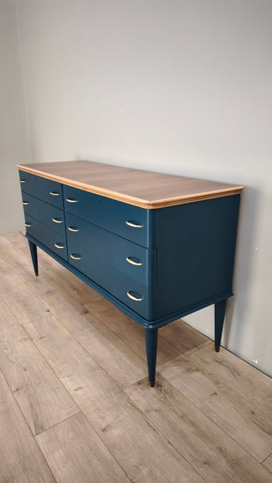 89111 Cassettiera degli anni 60 rivisitata in stile moderno