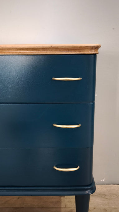 89111 Cassettiera degli anni 60 rivisitata in stile moderno