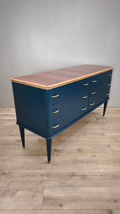 89111 Cassettiera degli anni 60 rivisitata in stile moderno