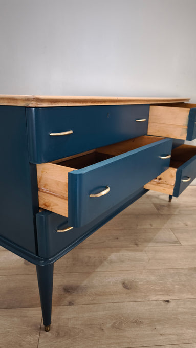 89111 Cassettiera degli anni 60 rivisitata in stile moderno