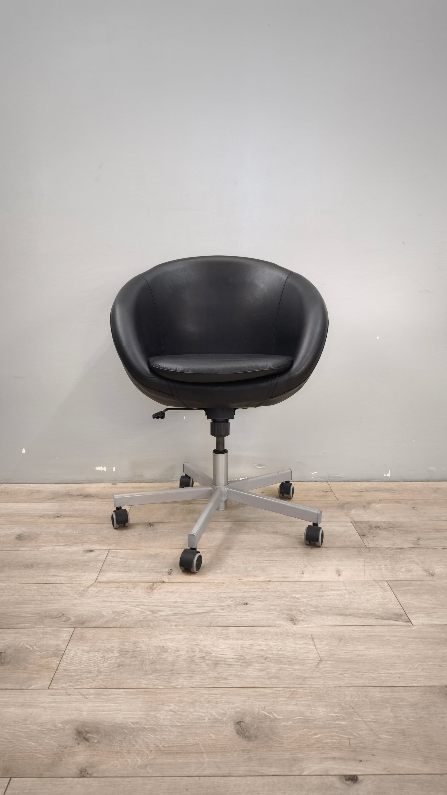 89109 Poltroncina nera Ikea con rotelle