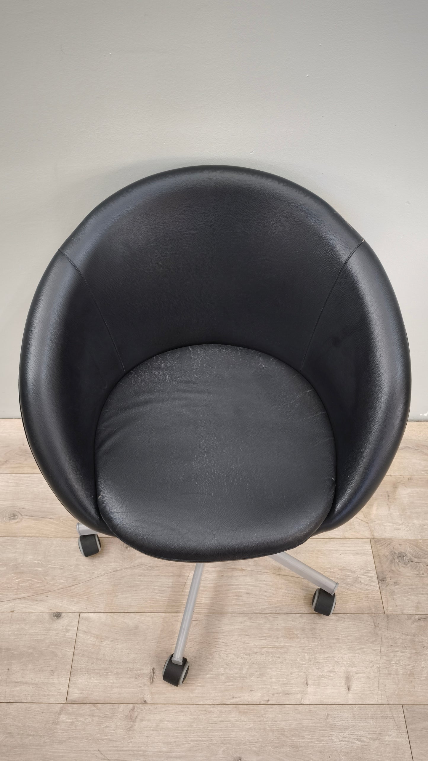 89109 Poltroncina nera Ikea con rotelle