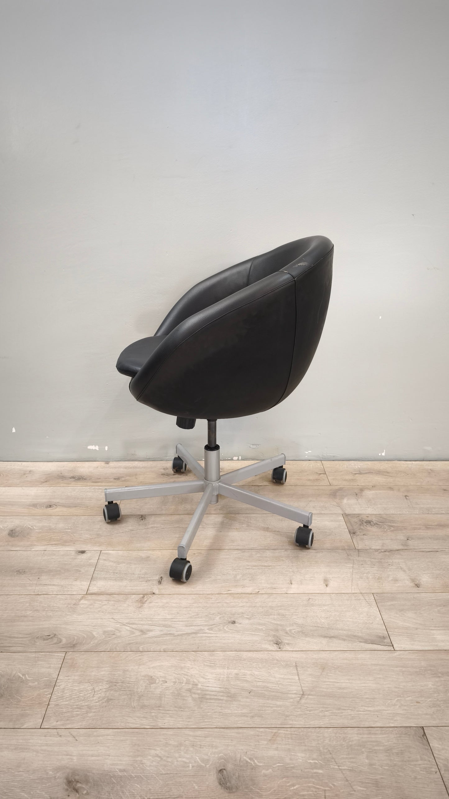 89109 Poltroncina nera Ikea con rotelle