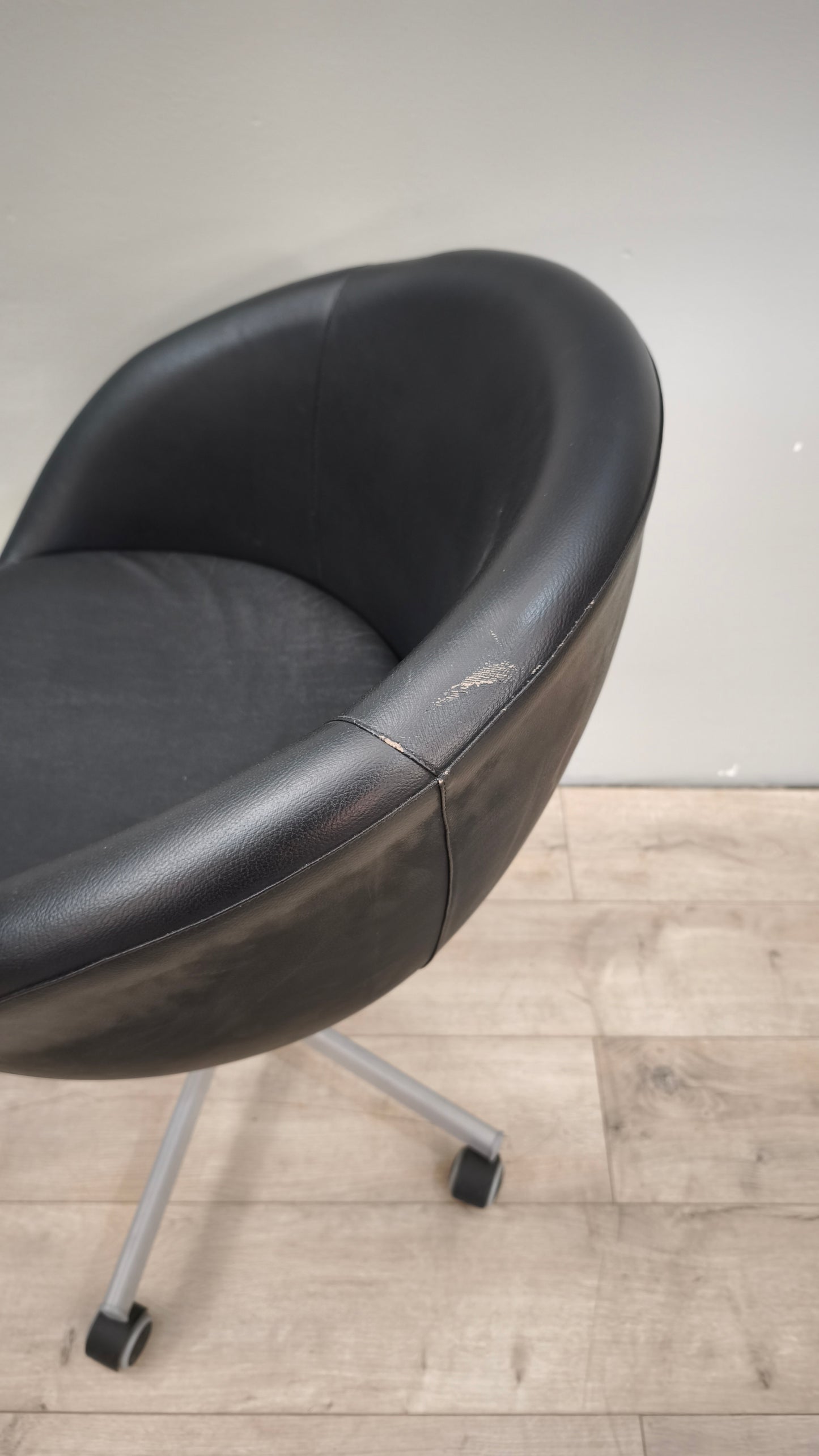 89109 Poltroncina nera Ikea con rotelle