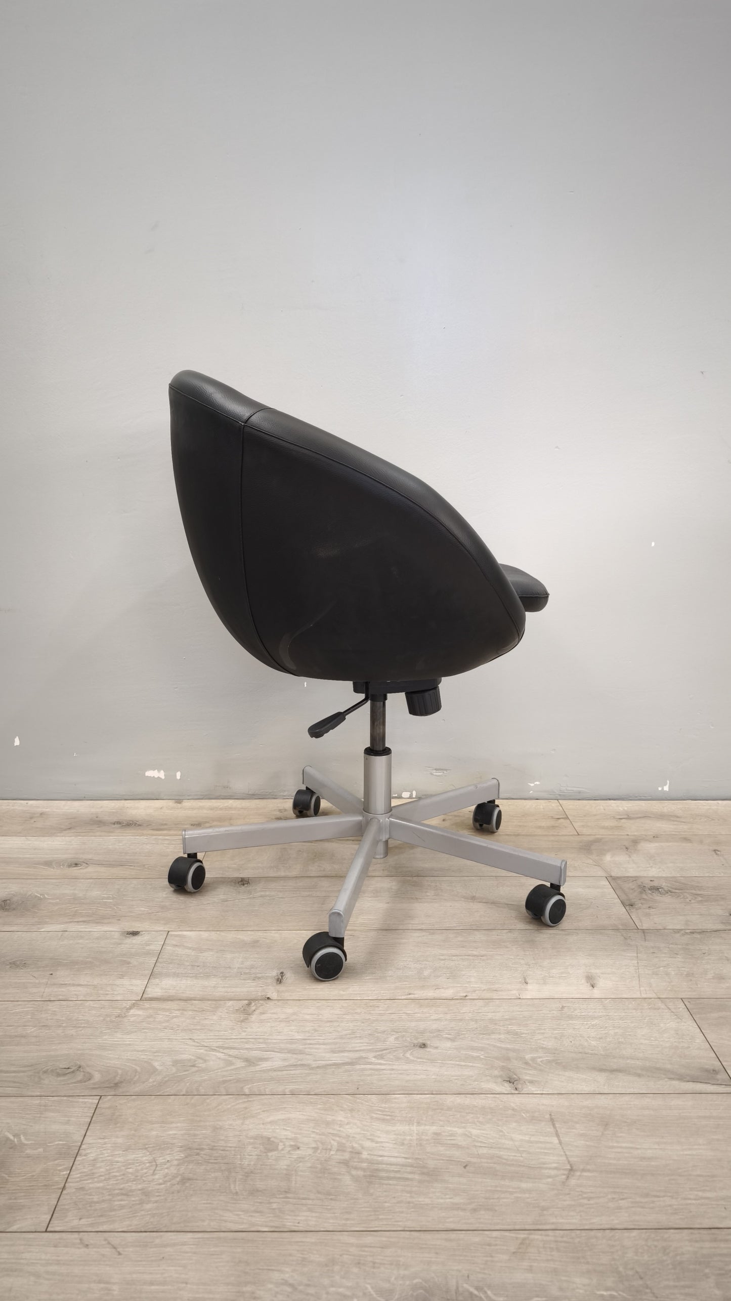 89109 Poltroncina nera Ikea con rotelle