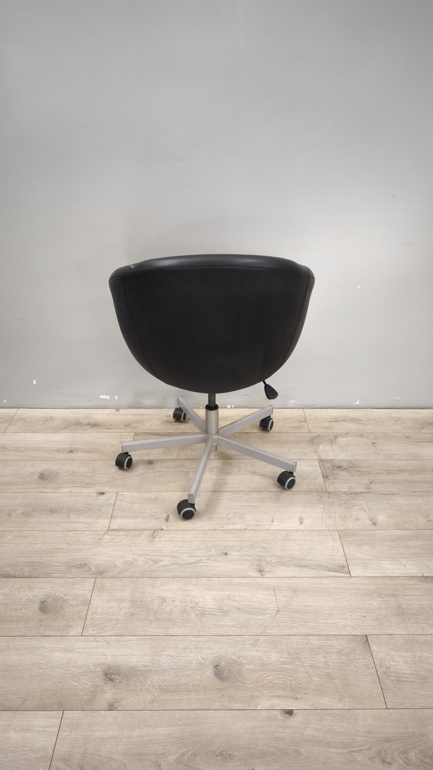 89109 Poltroncina nera Ikea con rotelle