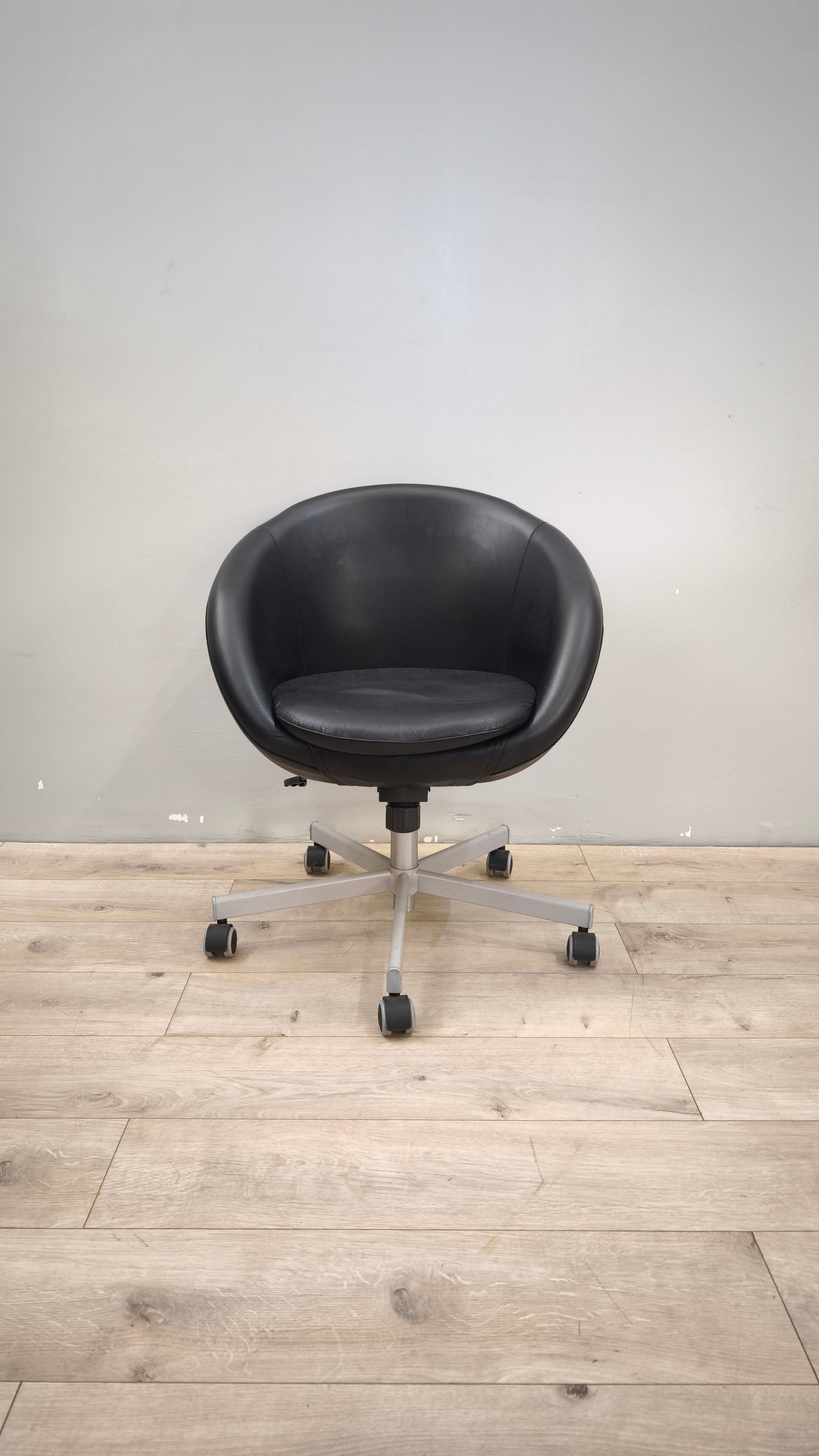 89109 Poltroncina nera Ikea con rotelle