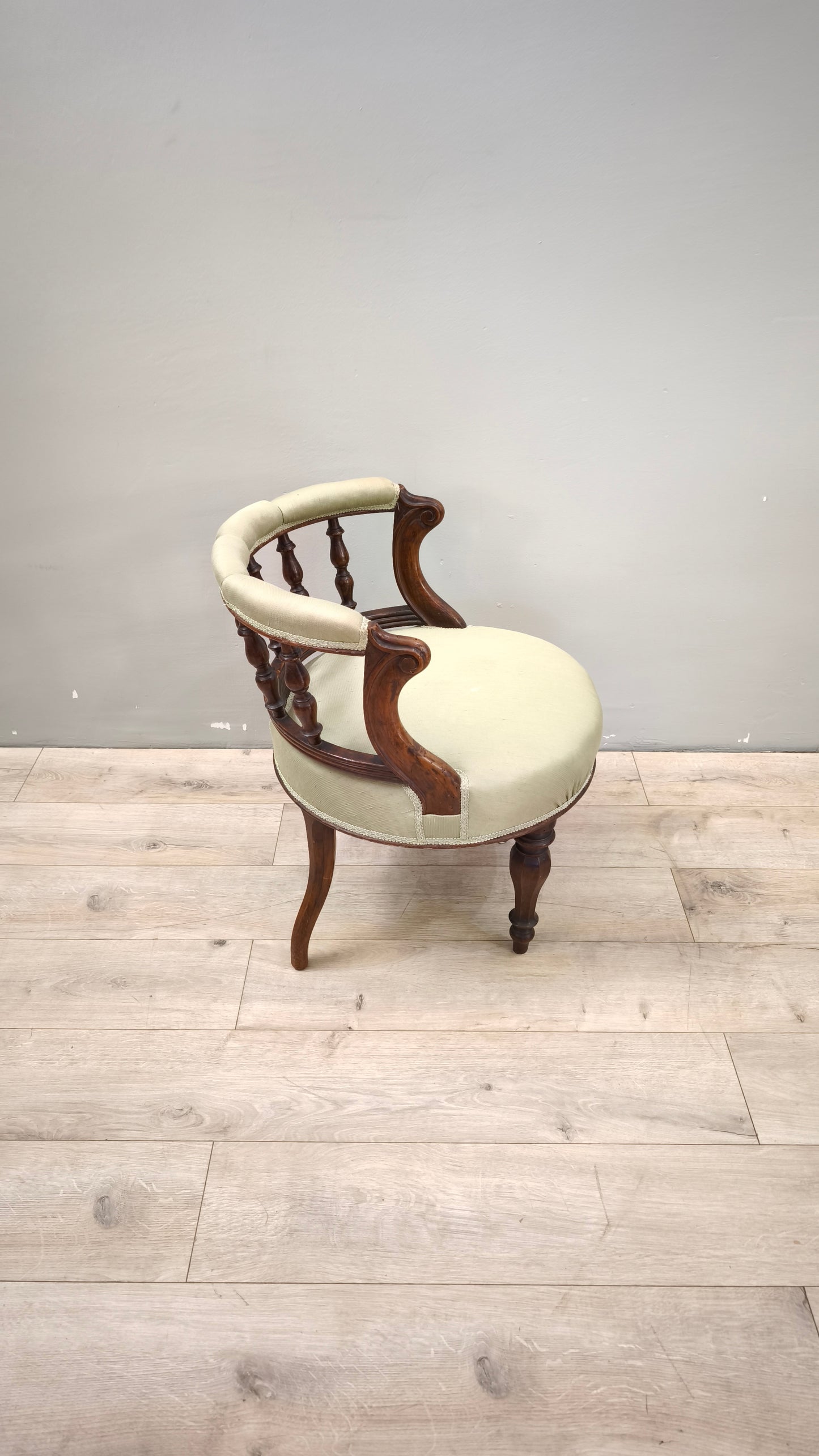 89132 Poltroncina in legno con seduta verde