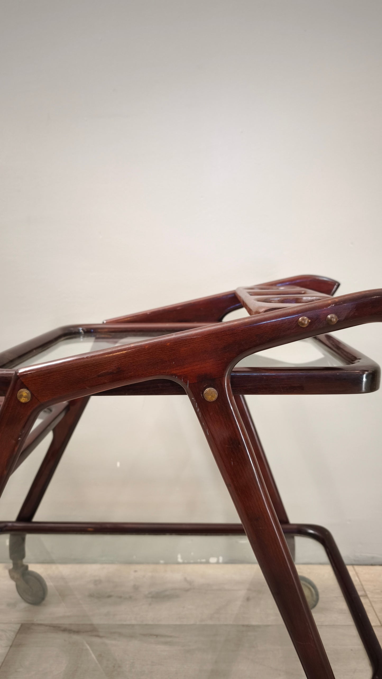 89133 Carrello vintage in legno e vetro