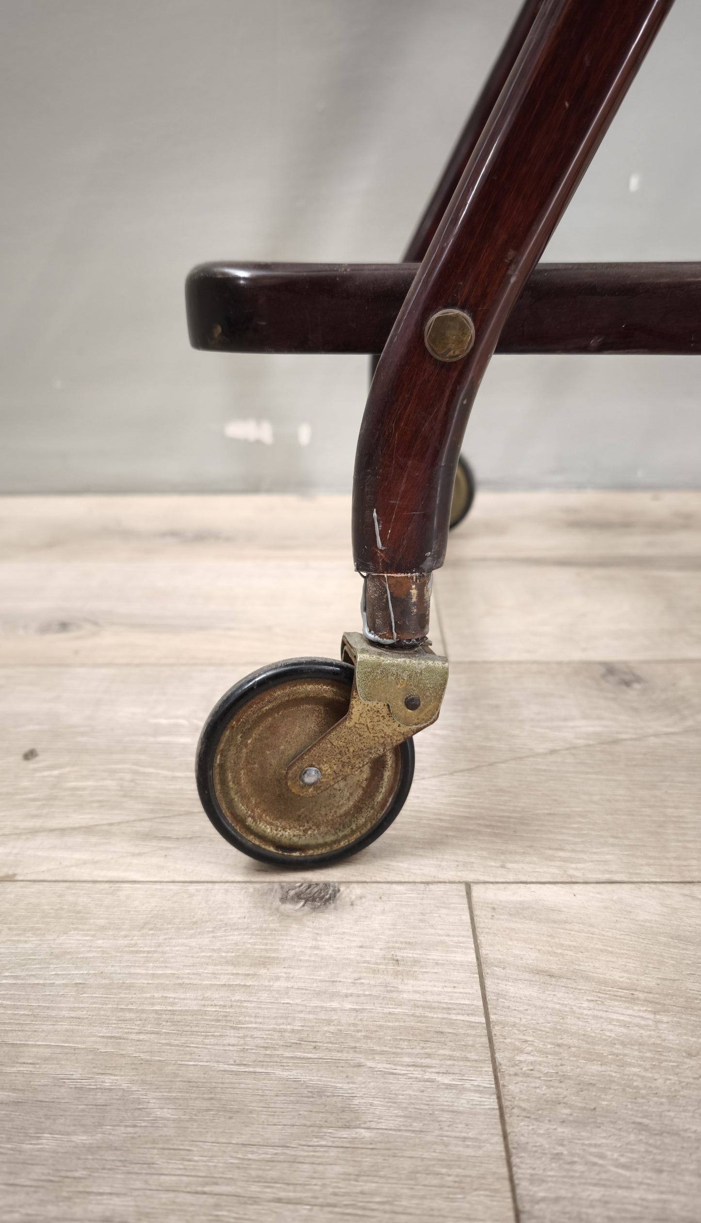 89133 Carrello vintage in legno e vetro