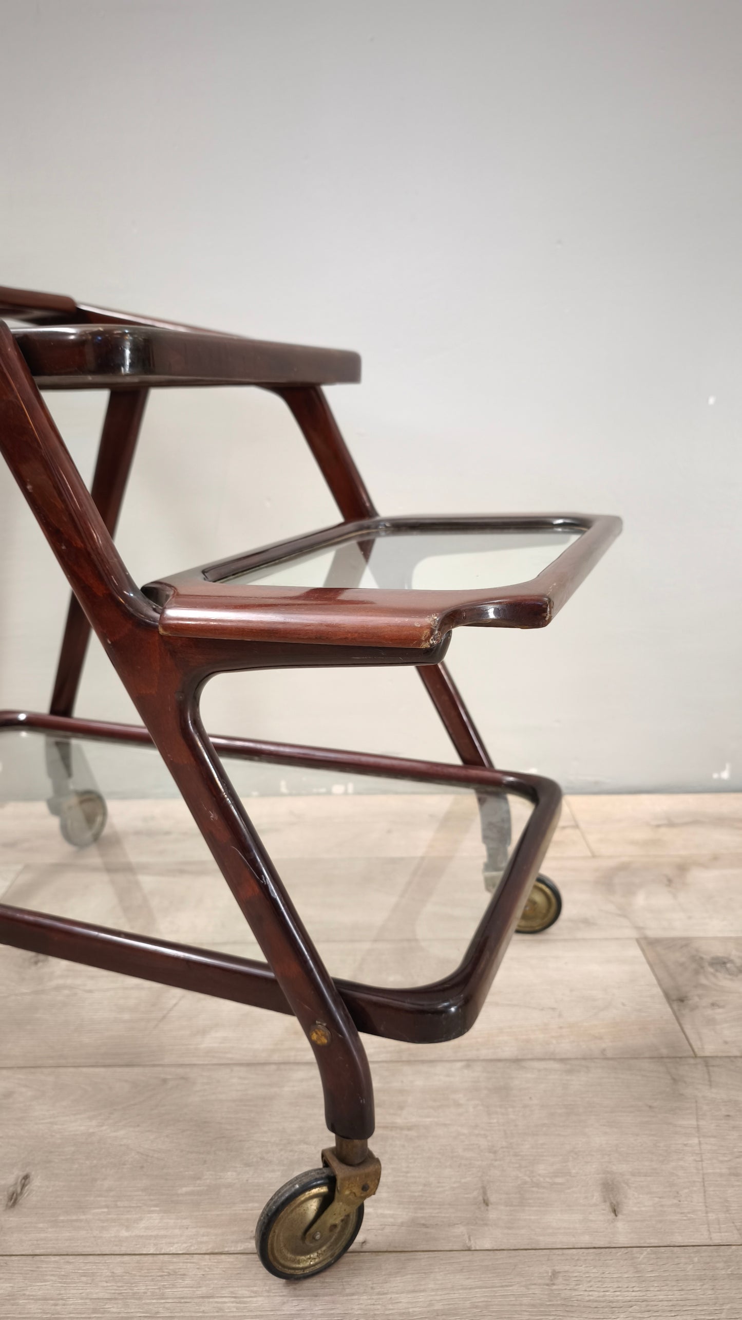 89133 Carrello vintage in legno e vetro