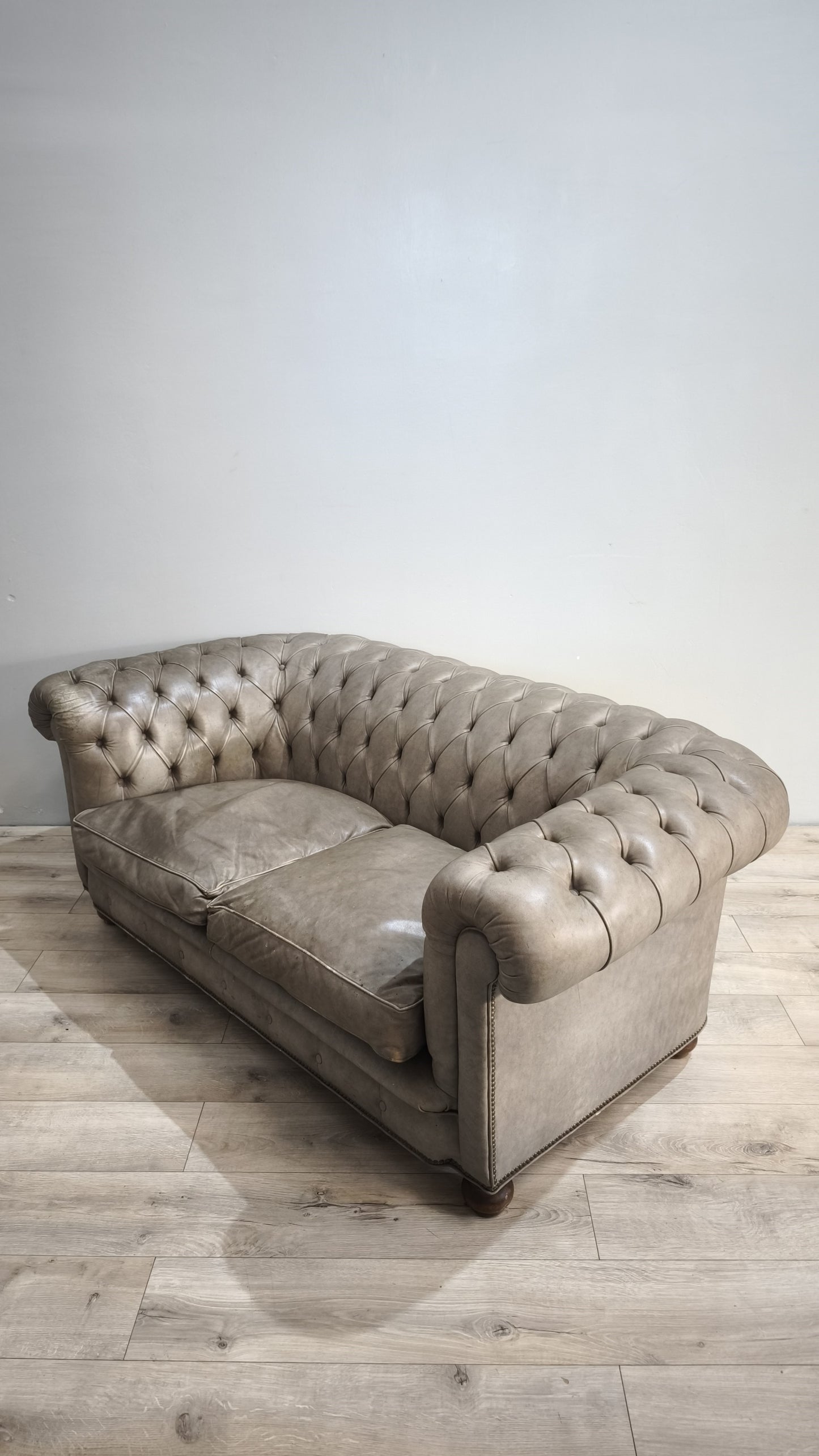 89142 Divano Chester grigio due posti in pelle
