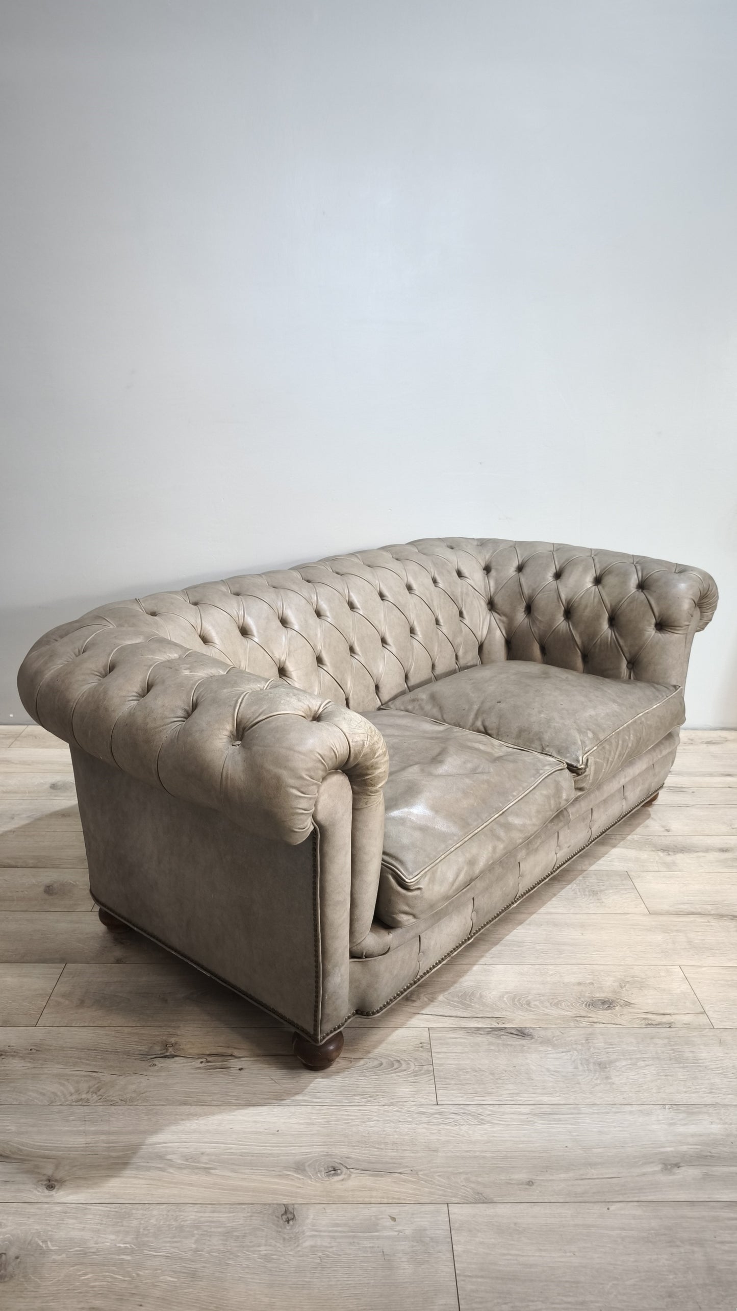 89142 Divano Chester grigio due posti in pelle