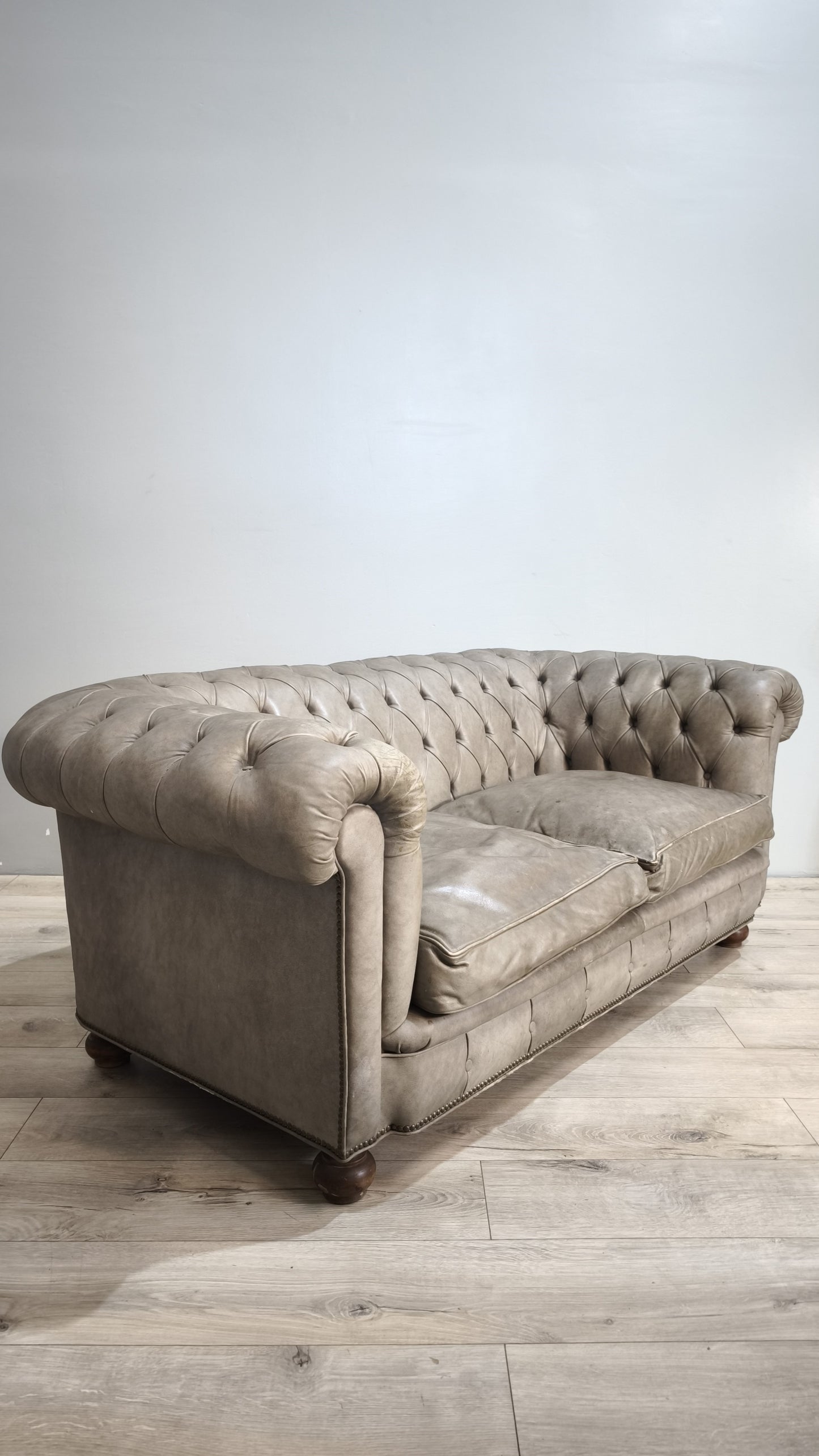 89142 Divano Chester grigio due posti in pelle