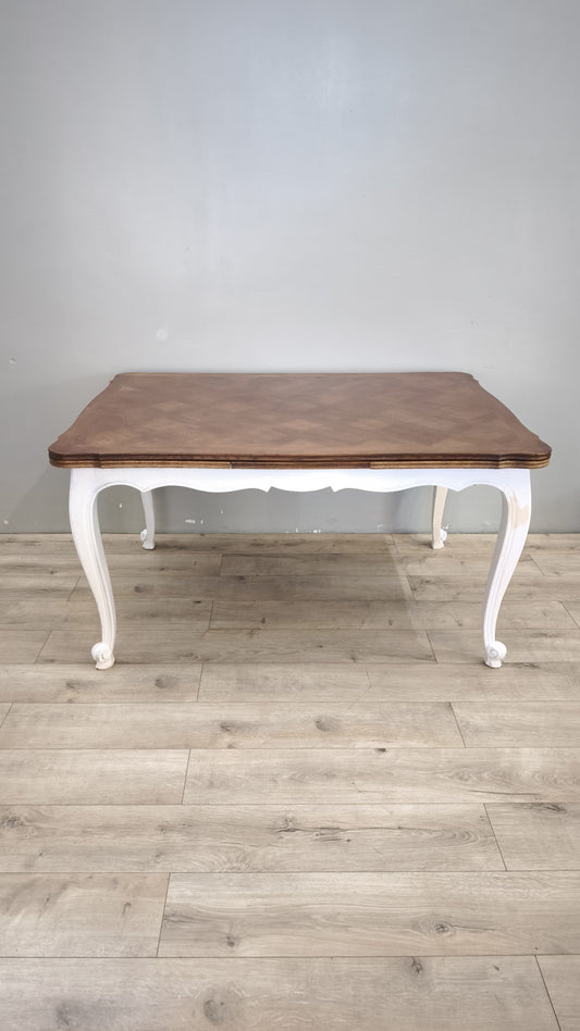 89163 Tavolo allungabile in stile provenzale con base bianca e piano parquettato