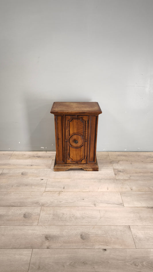 89150 Piccolo stipo in legno