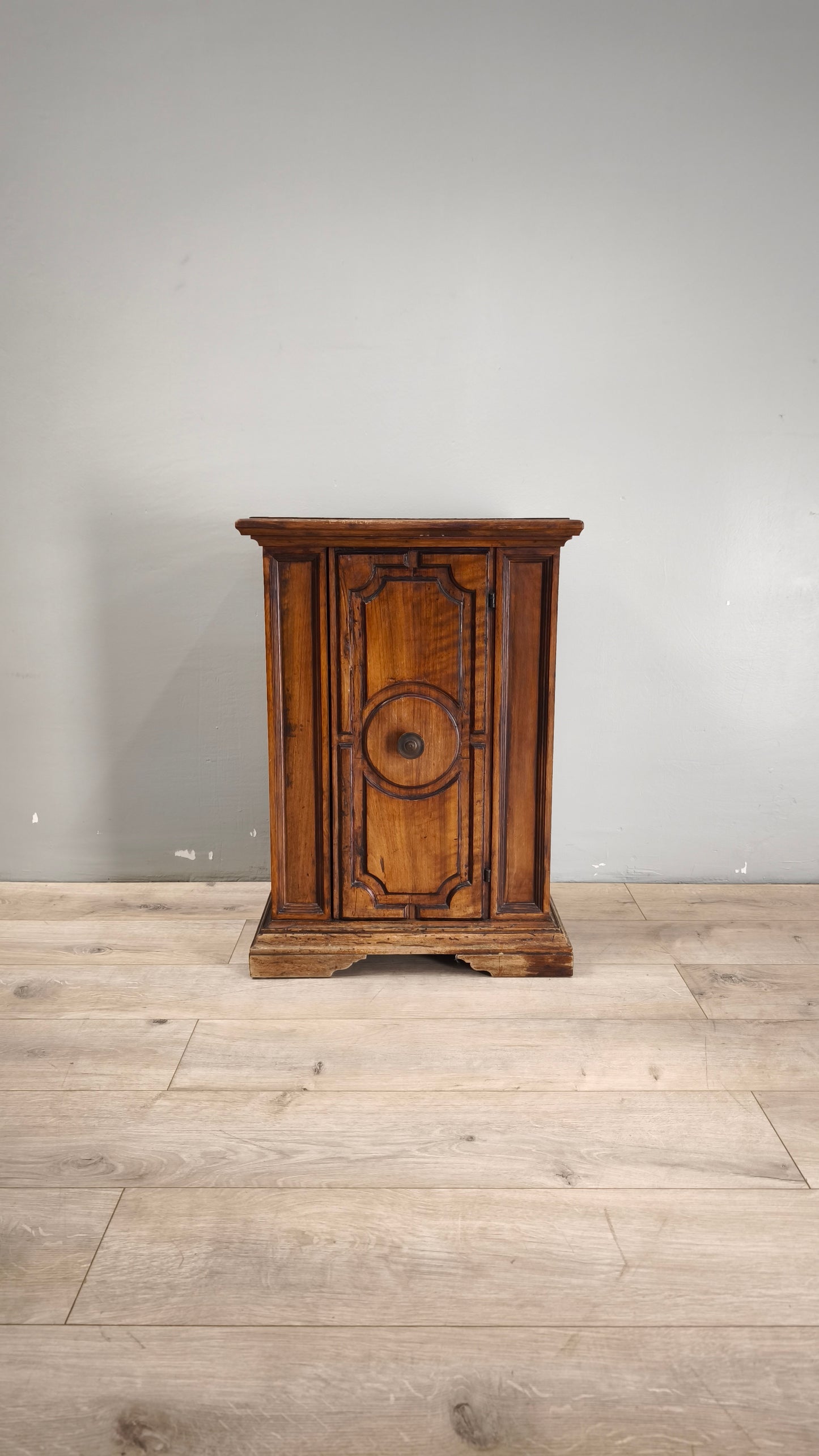 89150 Piccolo stipo in legno