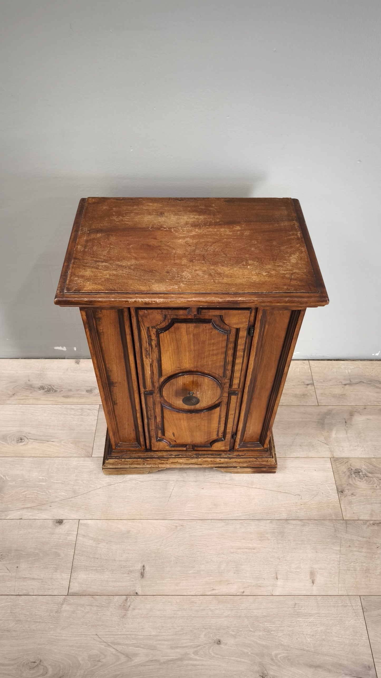 89150 Piccolo stipo in legno