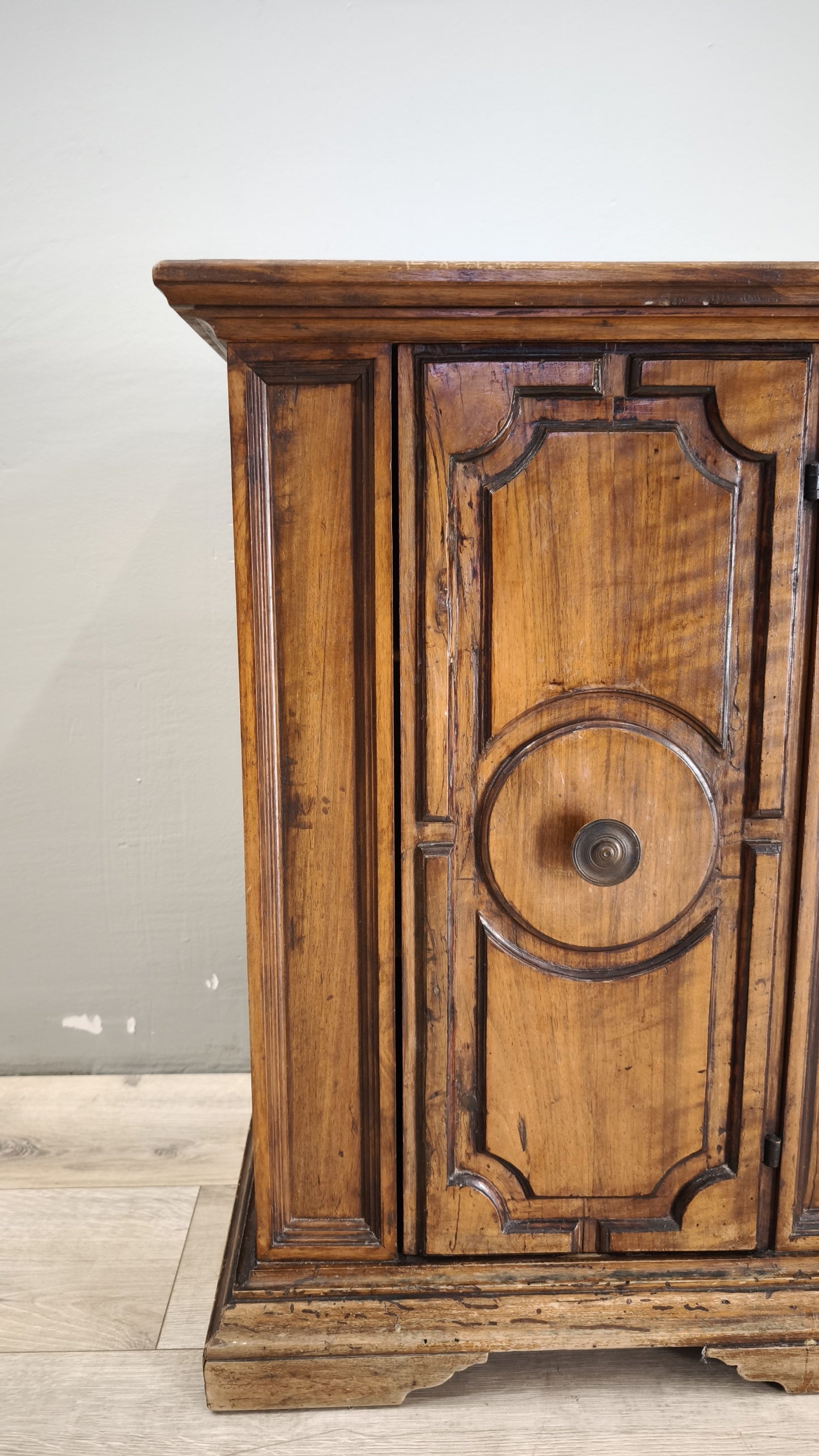 89150 Piccolo stipo in legno