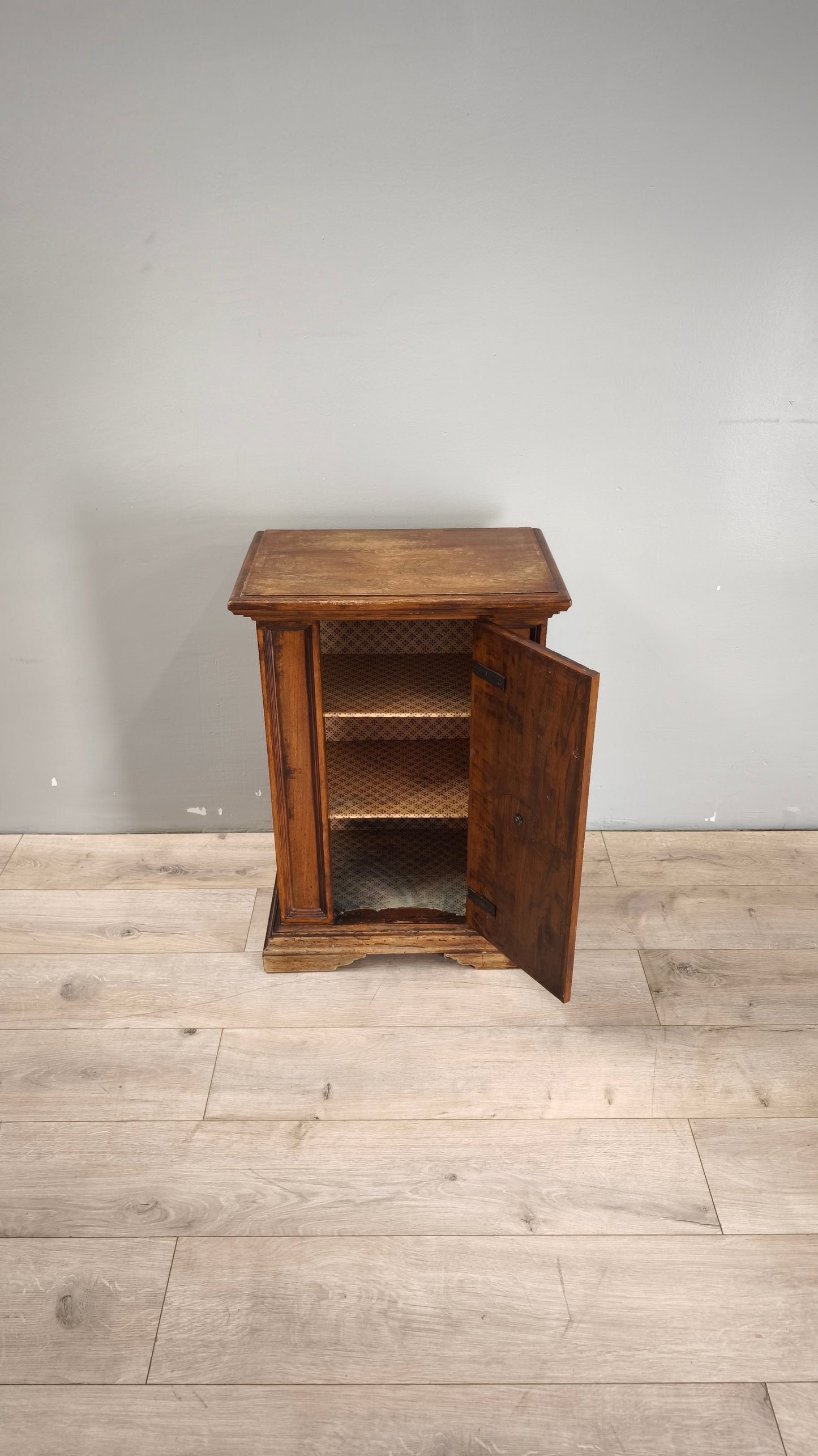 89150 Piccolo stipo in legno