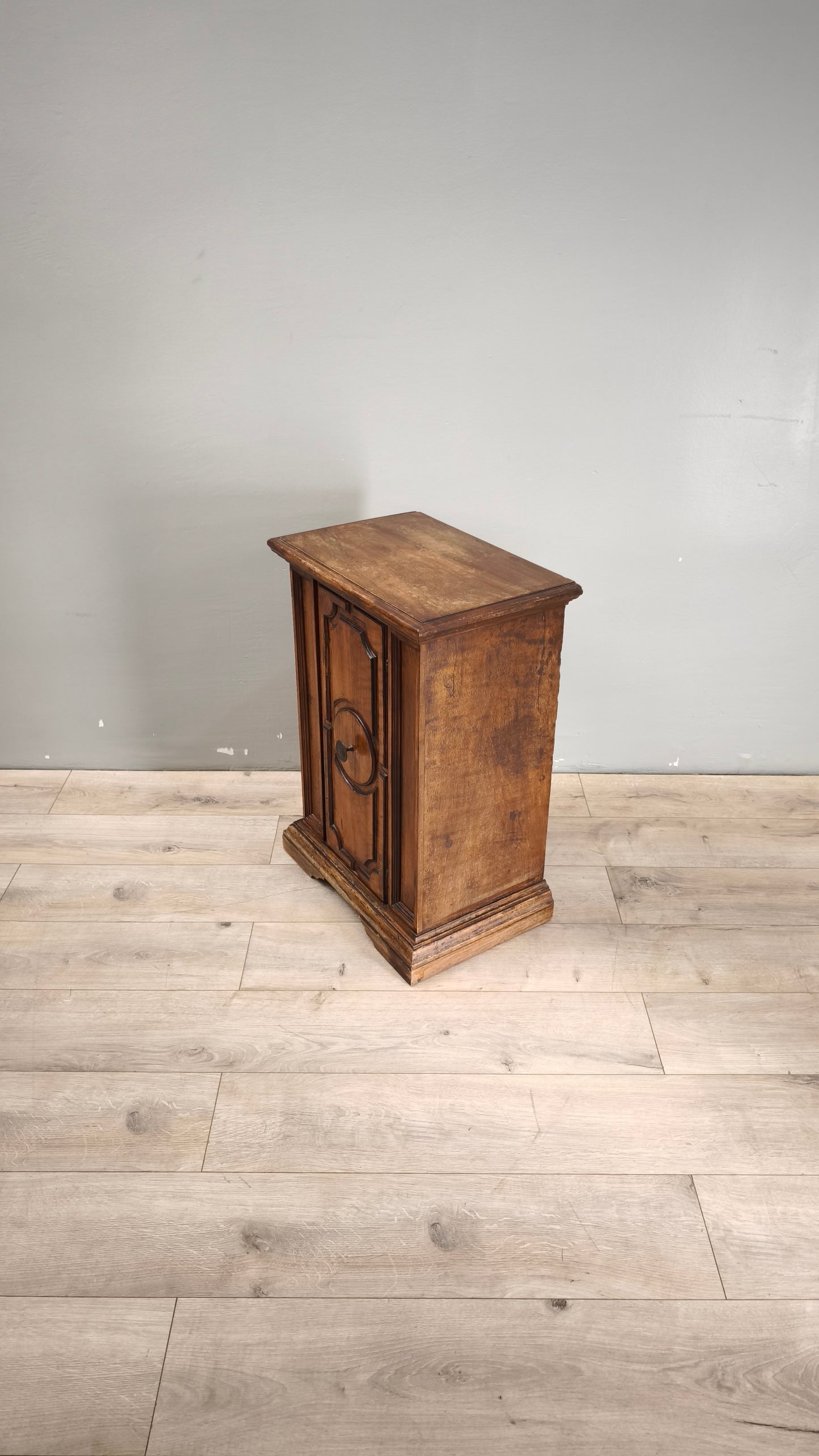 89150 Piccolo stipo in legno