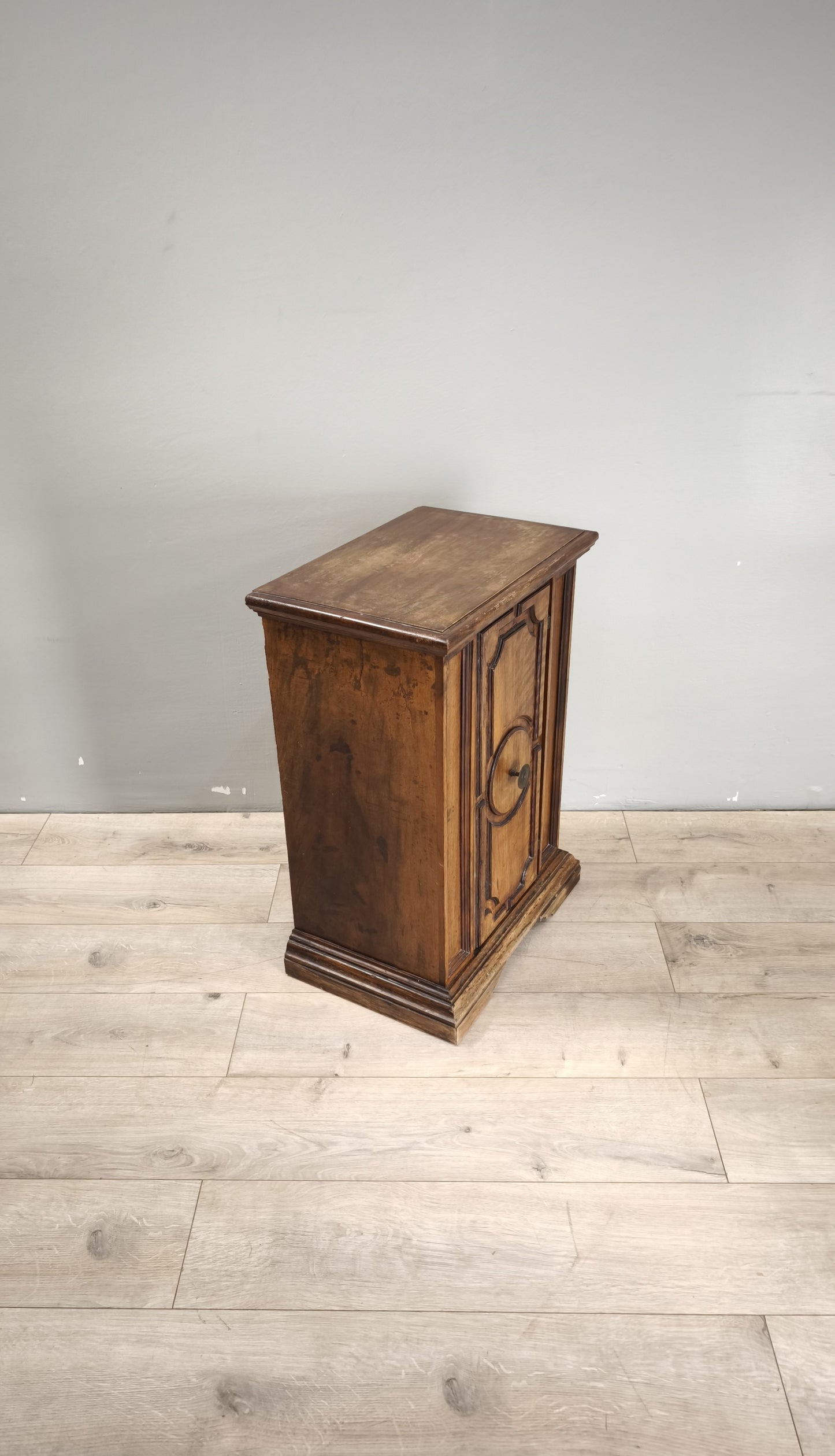 89150 Piccolo stipo in legno