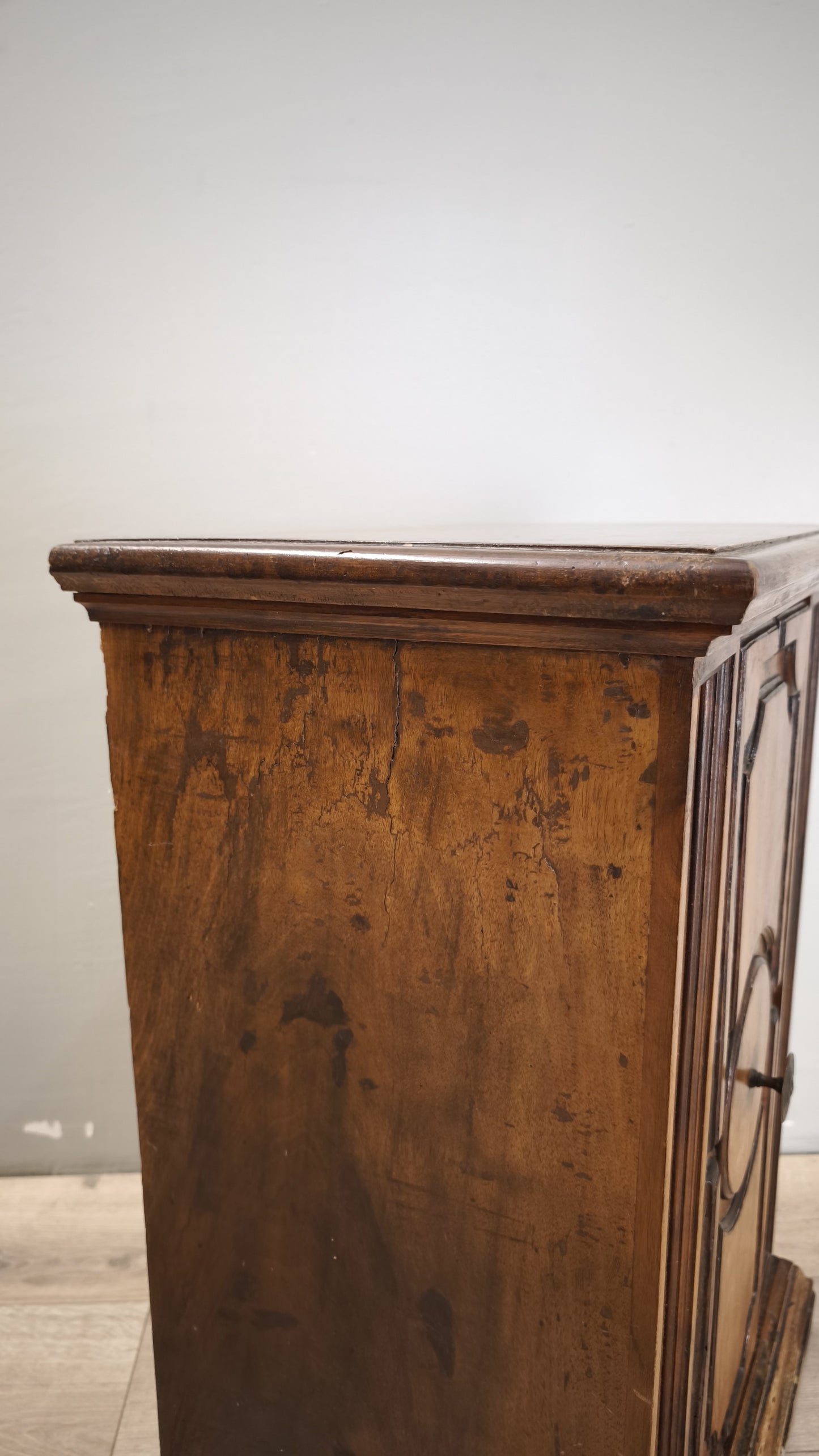 89150 Piccolo stipo in legno