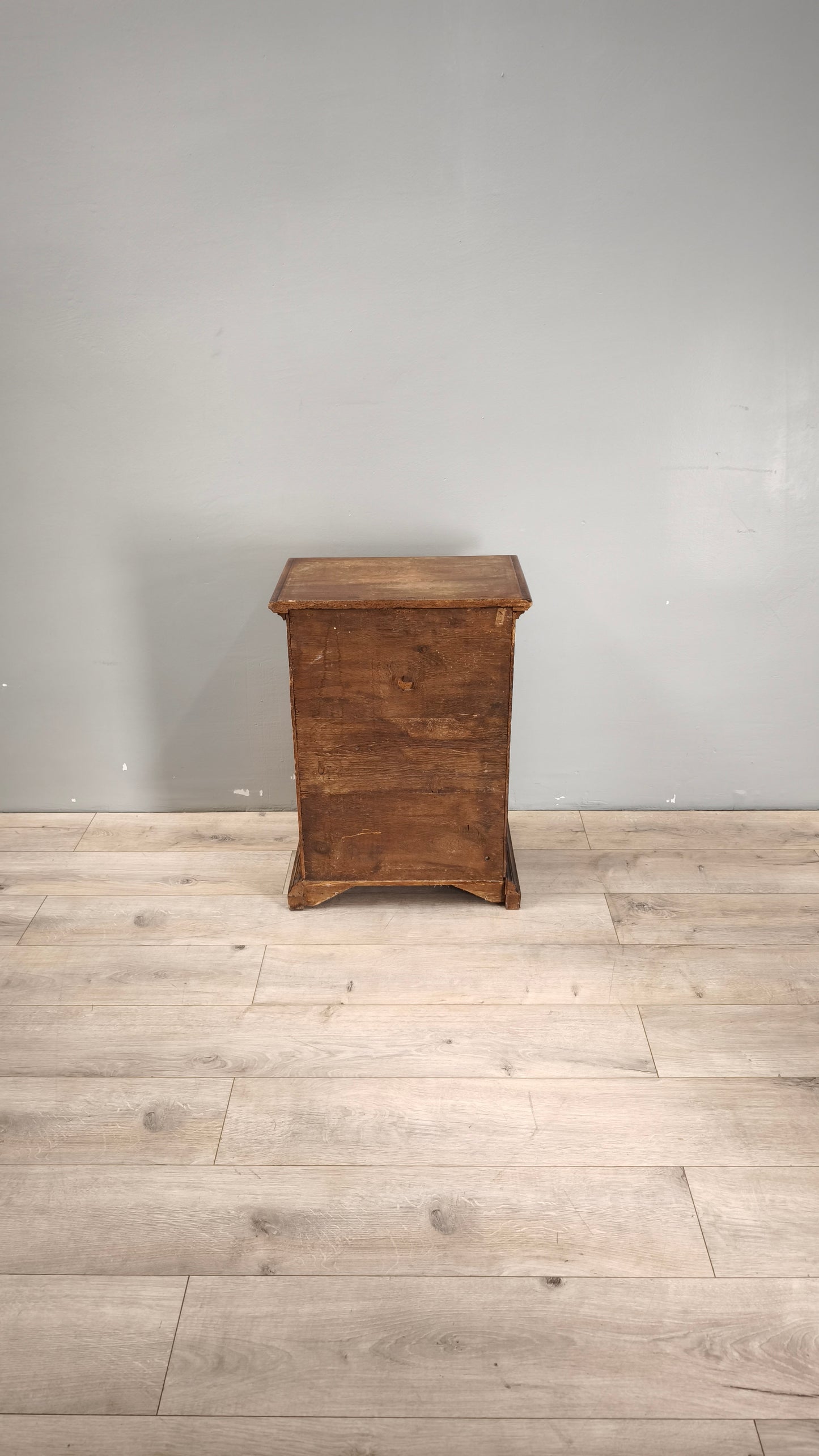 89150 Piccolo stipo in legno