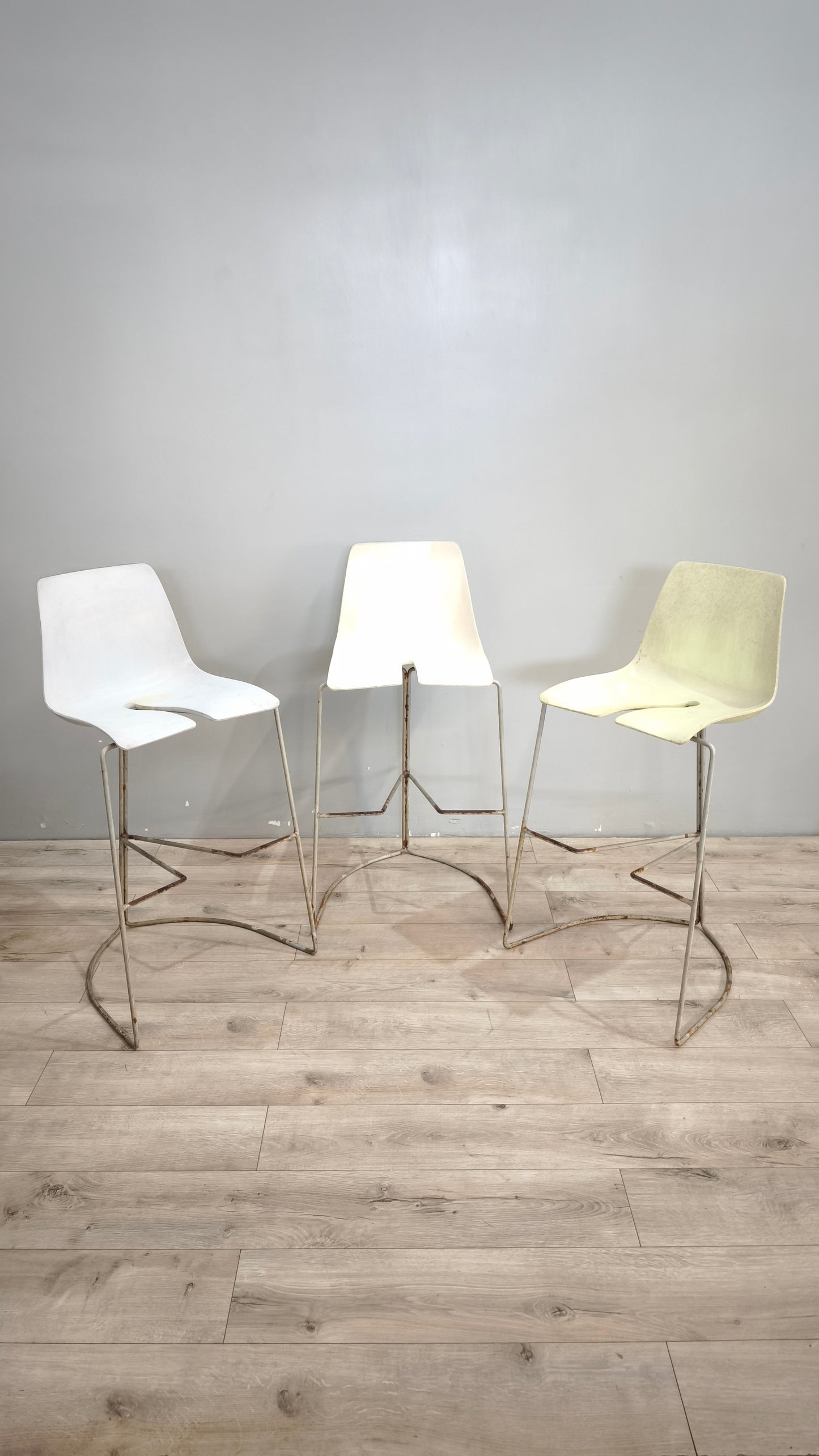 89141 Sgabello Ray-Chair con struttura in metallo e seduta in plastica bianca