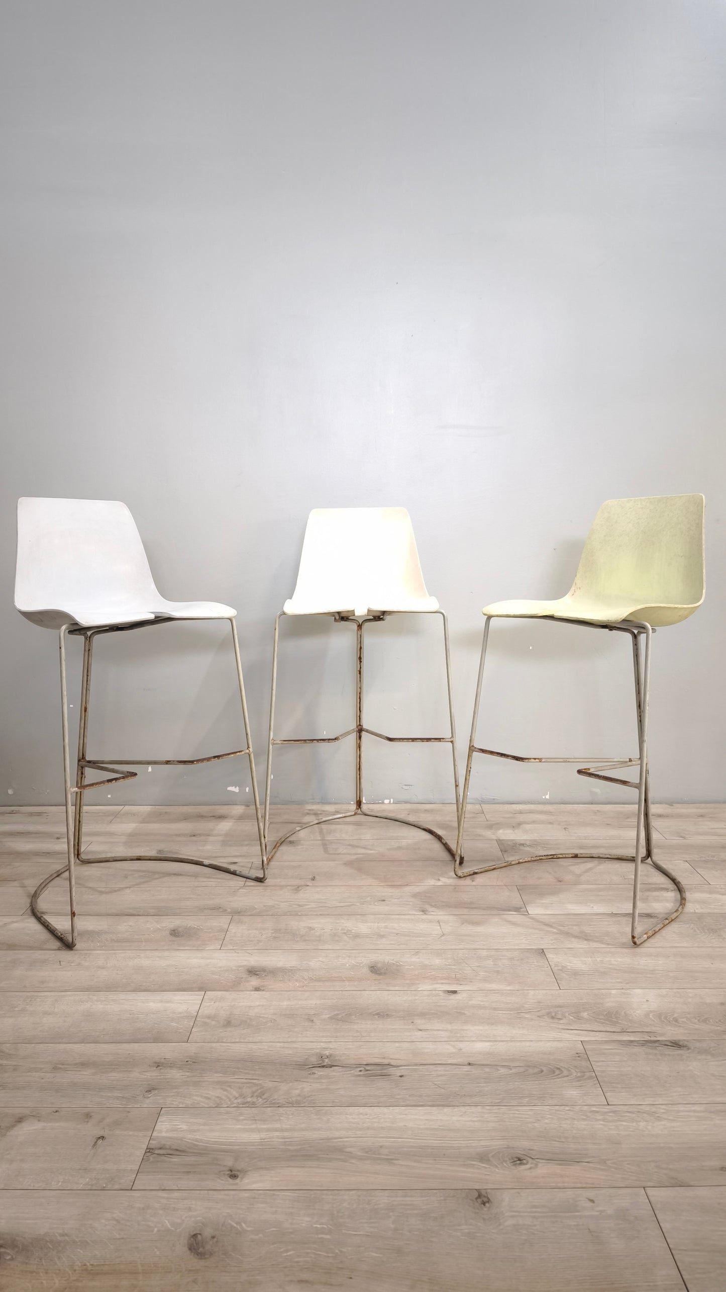 89141 Sgabello Ray-Chair con struttura in metallo e seduta in plastica bianca