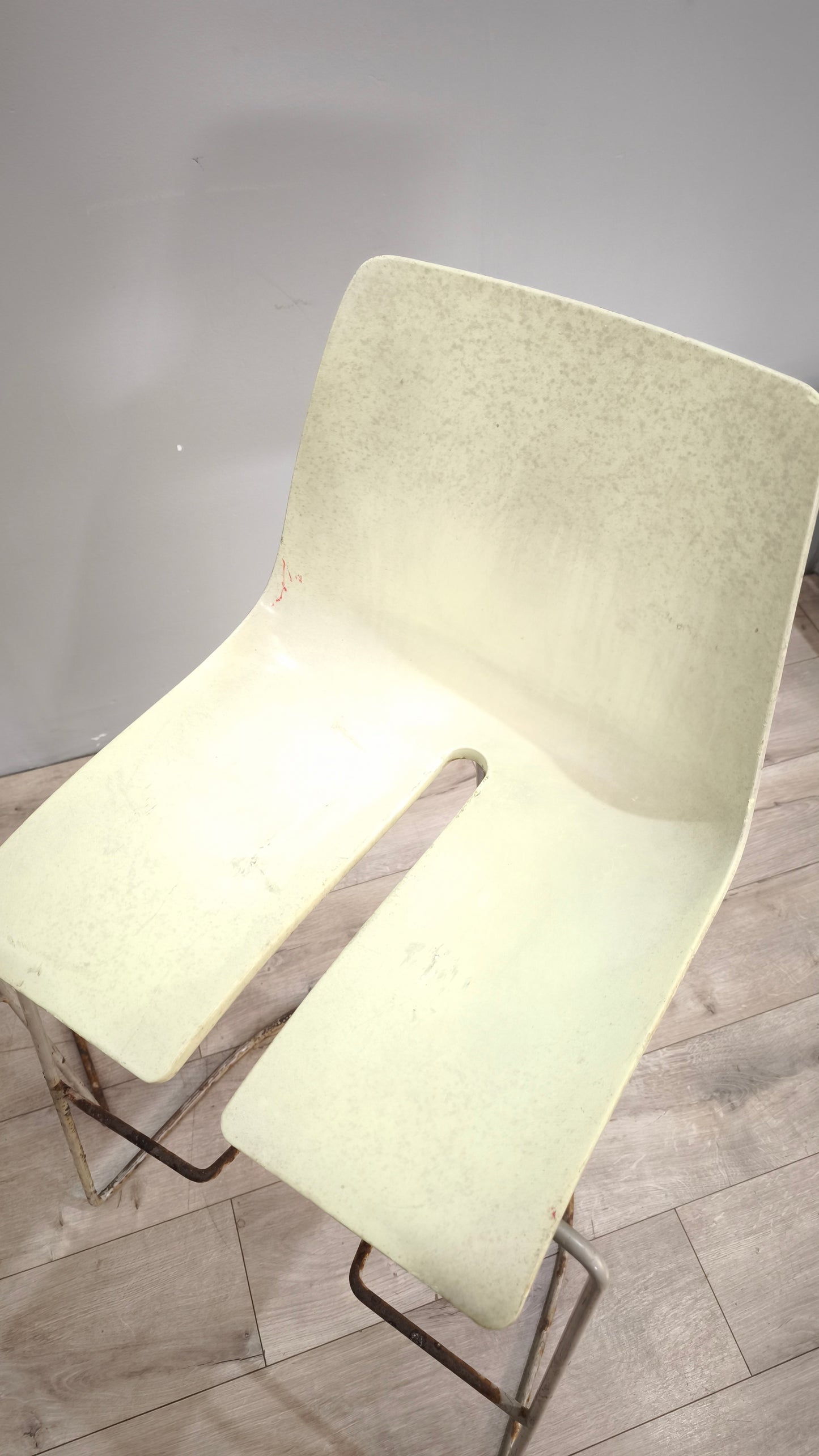 89141 Sgabello Ray-Chair con struttura in metallo e seduta in plastica bianca