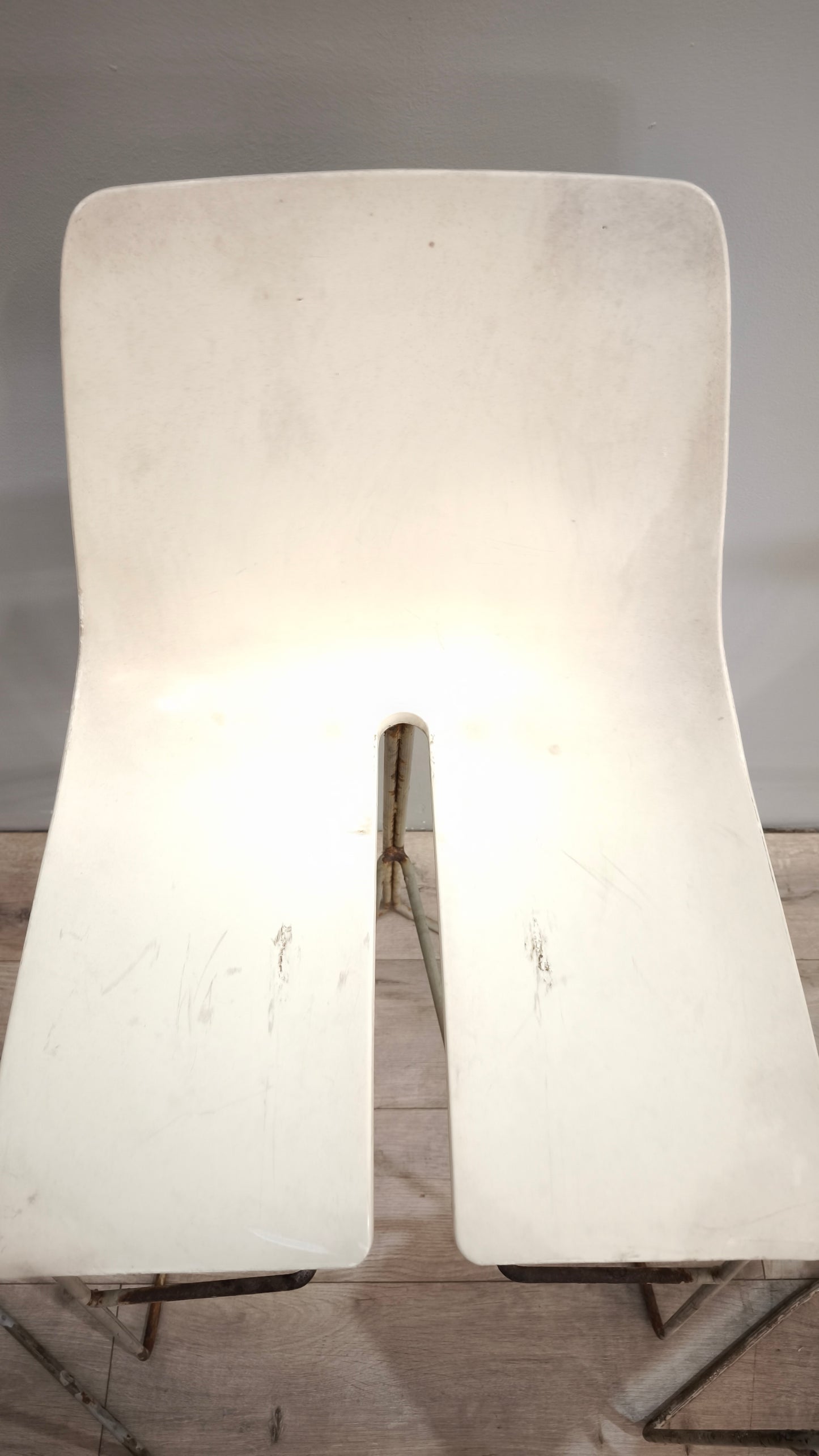 89141 Sgabello Ray-Chair con struttura in metallo e seduta in plastica bianca