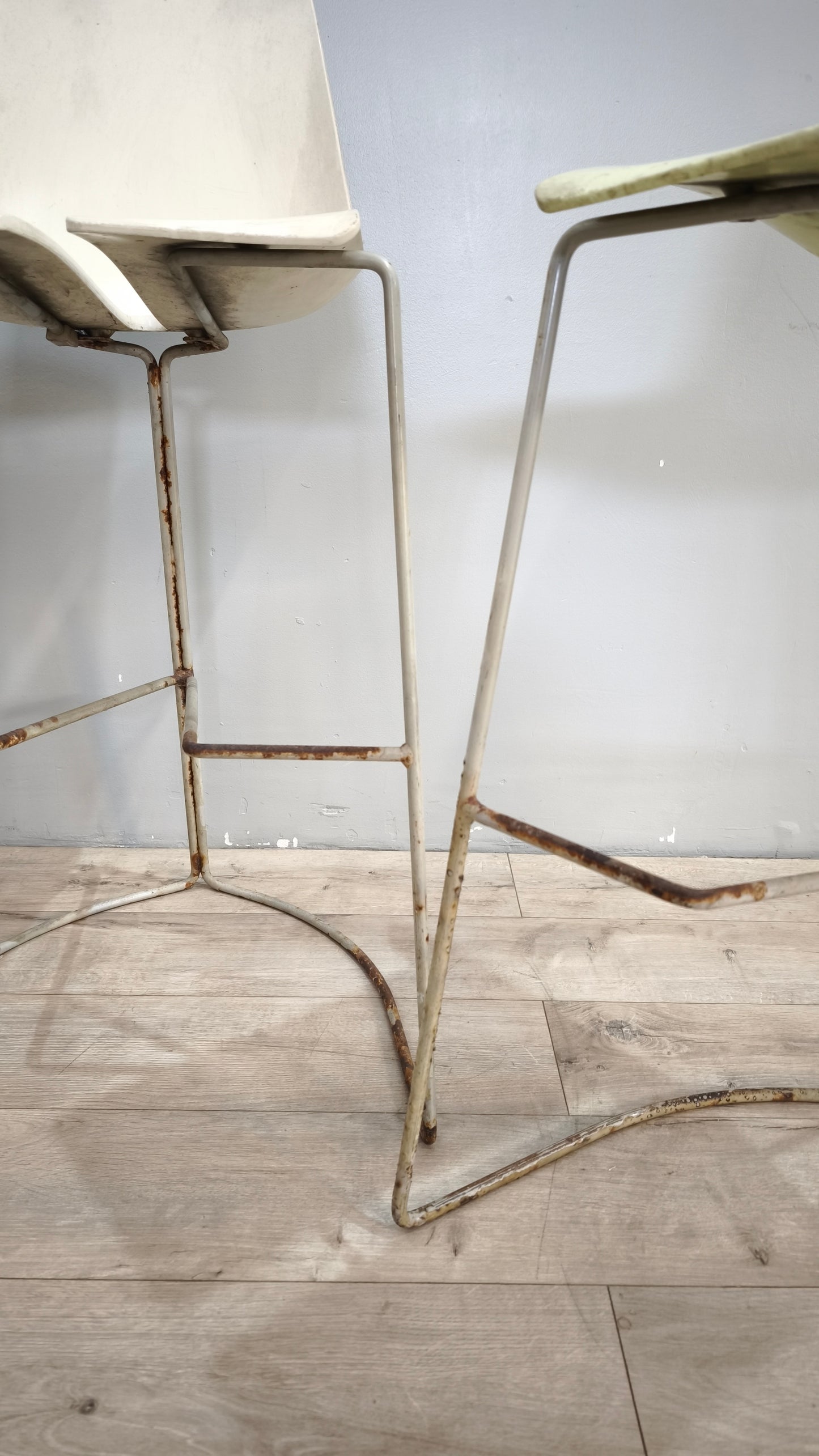 89141 Sgabello Ray-Chair con struttura in metallo e seduta in plastica bianca