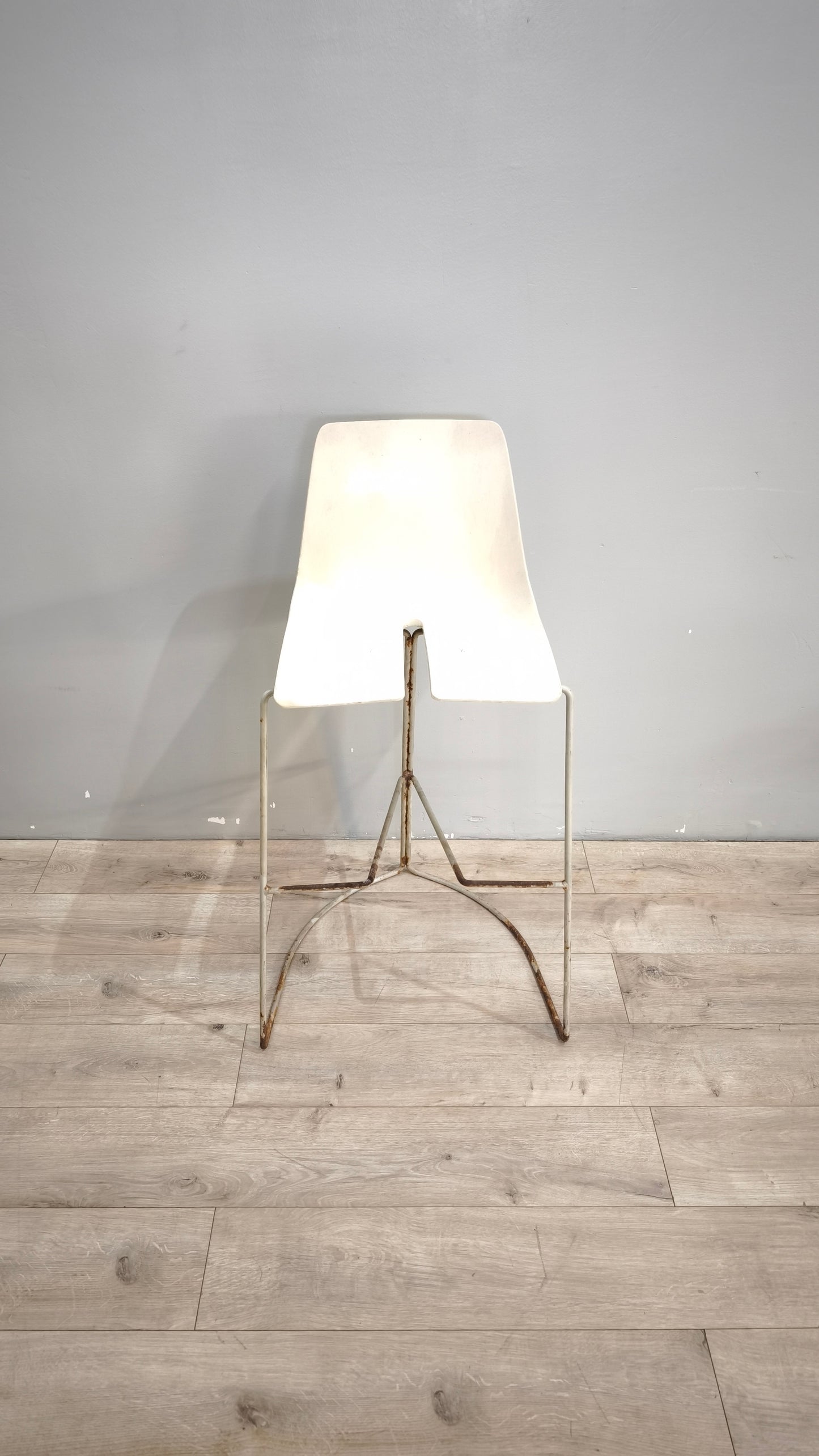 89141 Sgabello Ray-Chair con struttura in metallo e seduta in plastica bianca