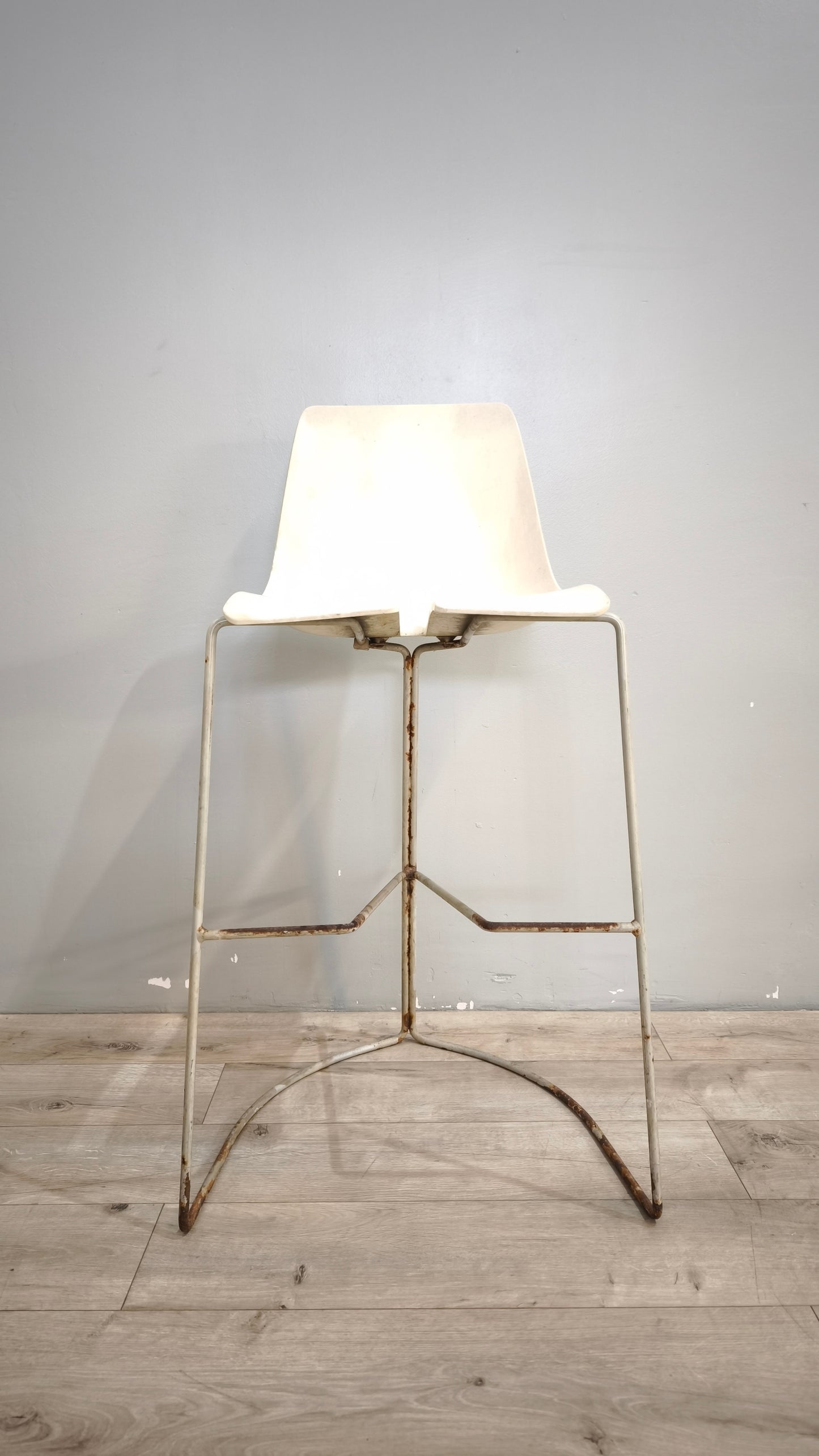 89141 Sgabello Ray-Chair con struttura in metallo e seduta in plastica bianca